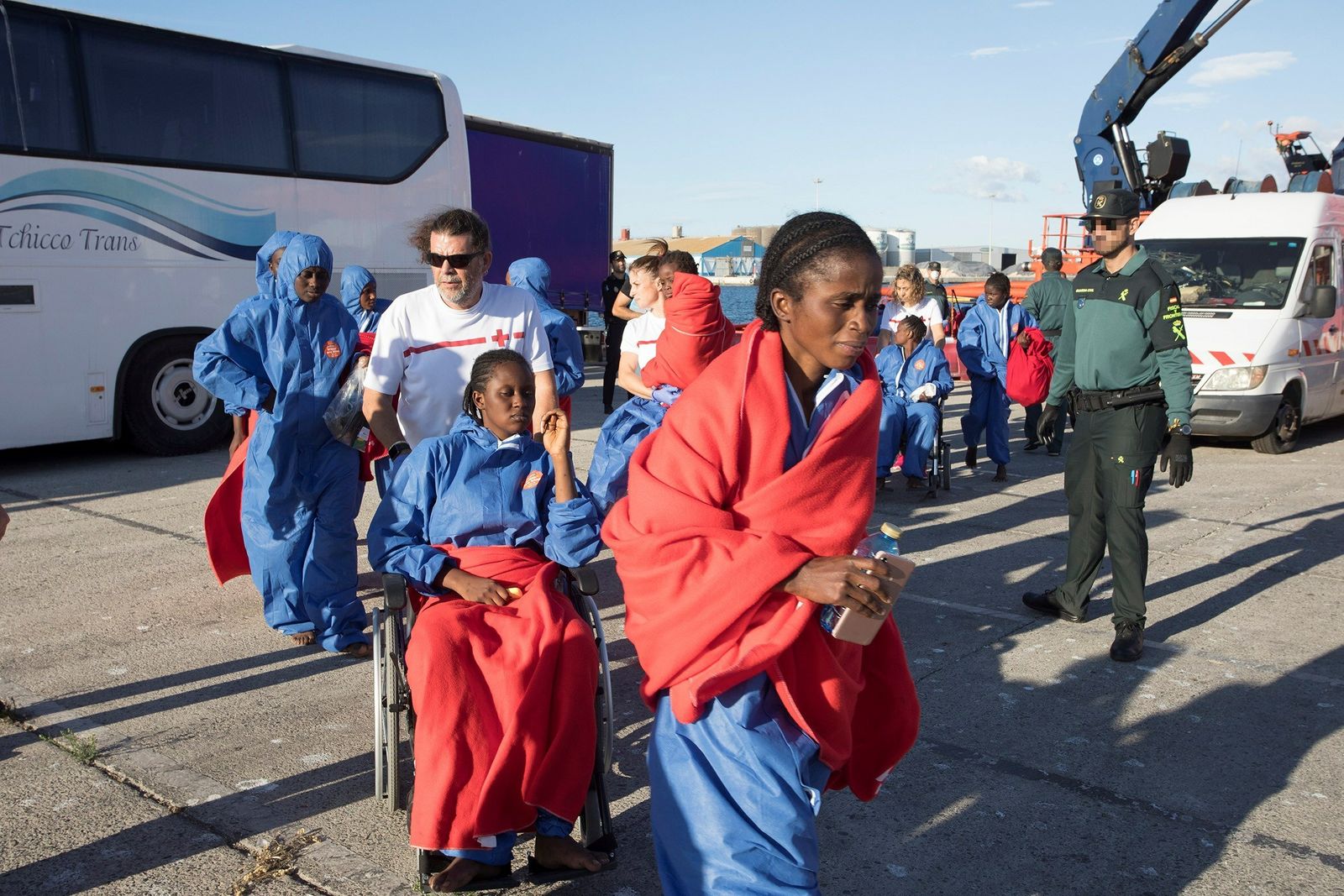 Salvamento Marítimo rescata a 62 personas de una patera a la deriva.