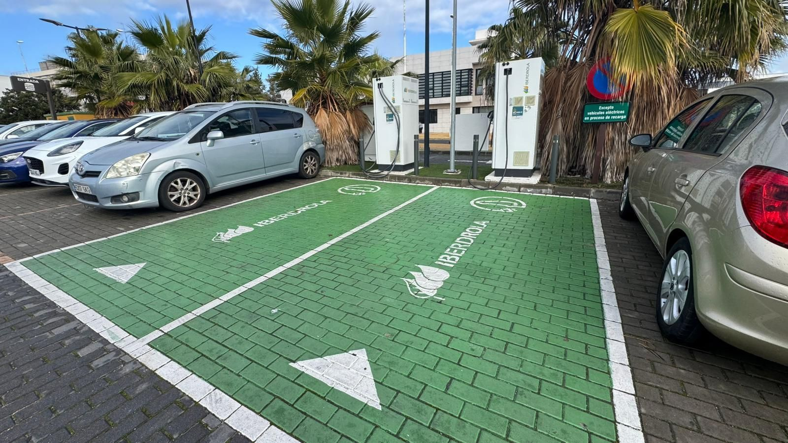 Un punto de recarga de vehículos eléctricos en Huelva capital.