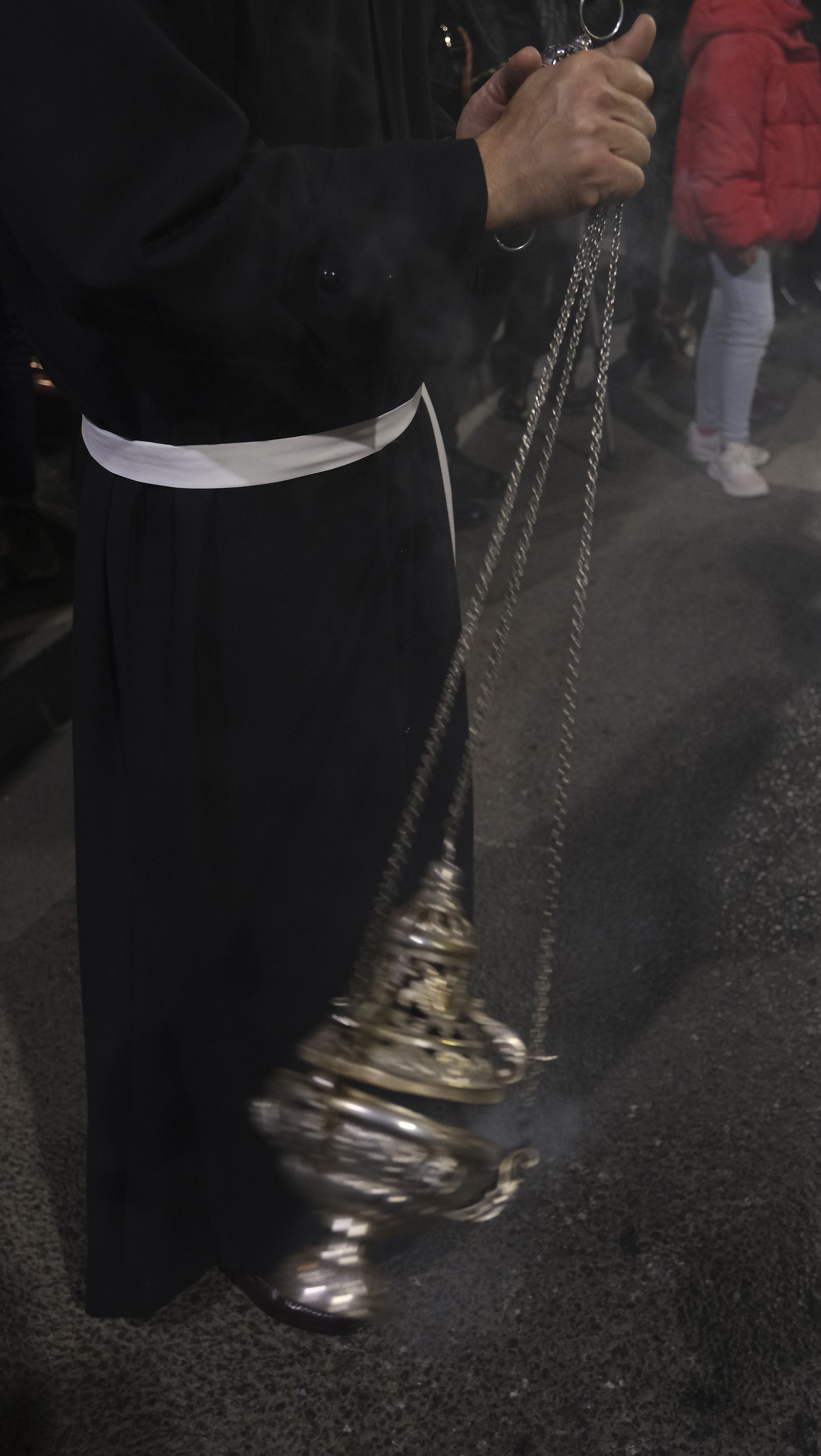 Procesión del Vía Crucis del Santo Cristo de la Escucha en Almería, en imágenes.
