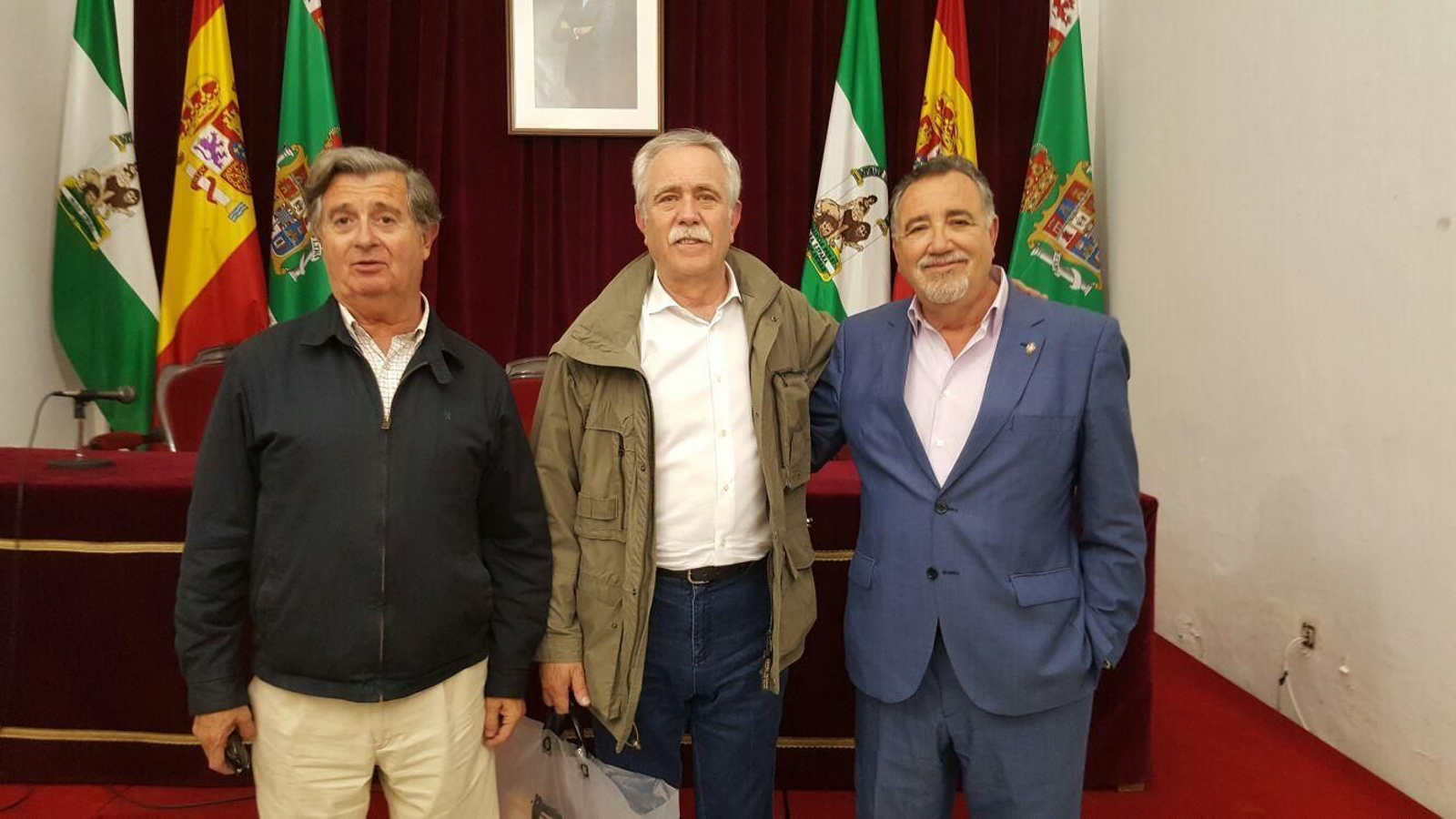 José María García León, Antonio Pérez Henares y Jesús Maeso, durante la presentación del libro.