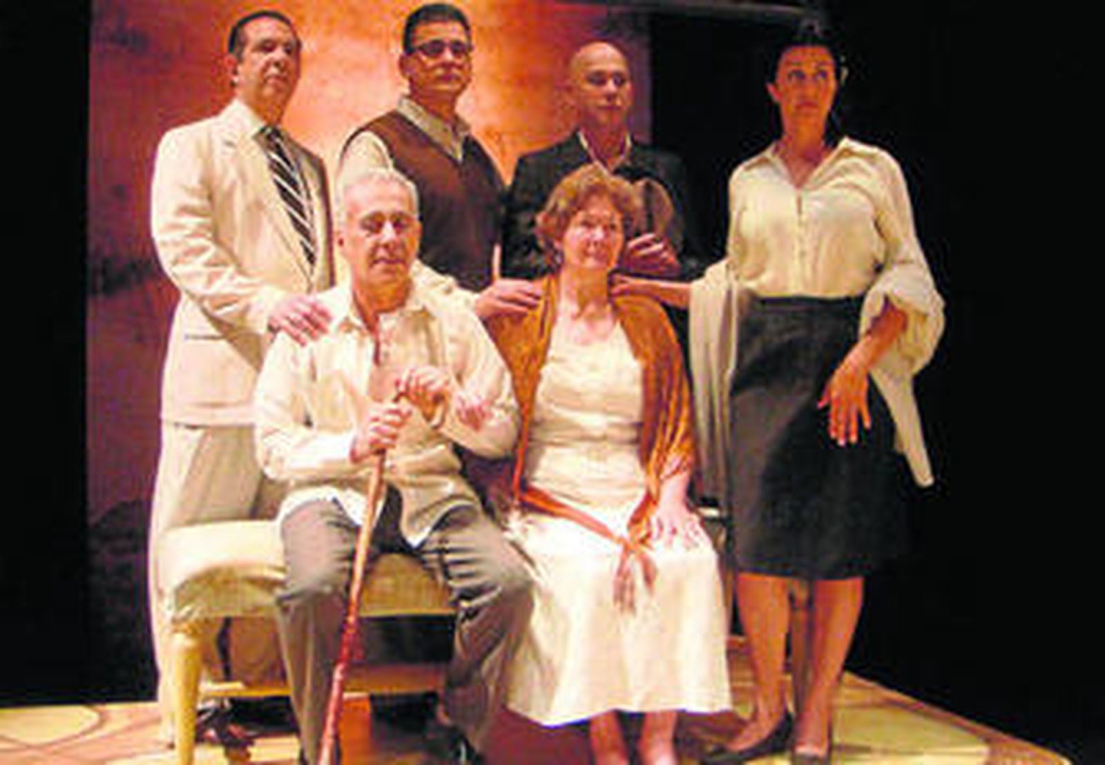 Una escena de la obra 'Aire frío', con la familia Romaguera casi al completo.