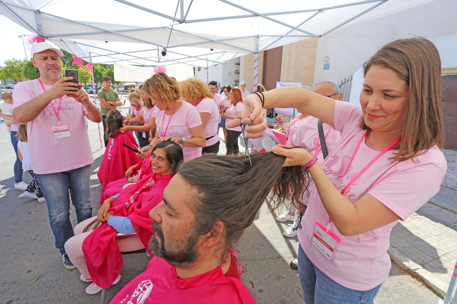 Imágenes del corte de pelo solidario para la lucha contra el cáncer