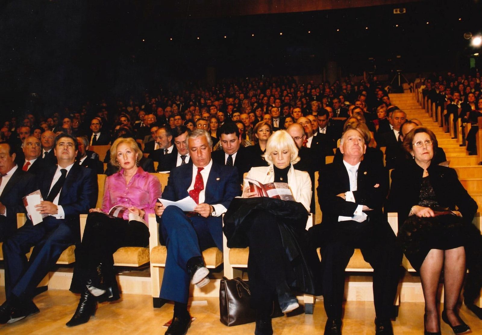 Autoridades en el concierto inaugural del Teatro Auditorio en enero de 2004.