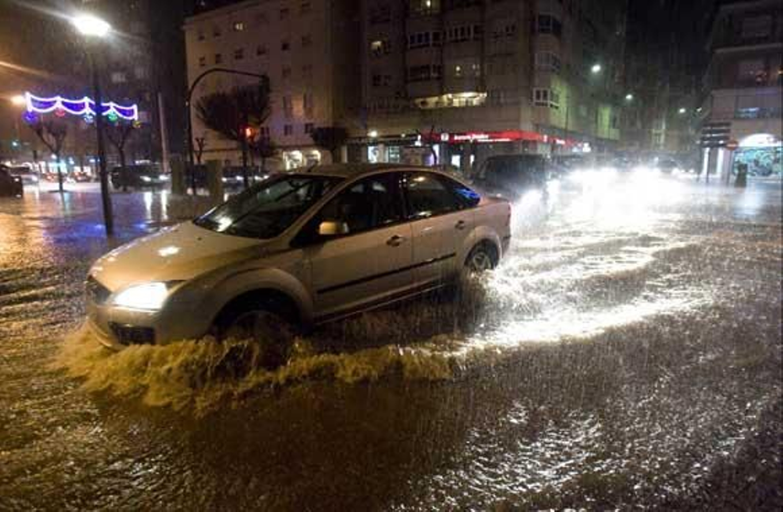 Una tormenta inunda el casco histórico. La parte más afectada fue la Plaza de San Juan de Dios y Canalejas

Foto: Julio Gonzalez/Lourdes de Vicende/Joaquin Pino/Jose Braza