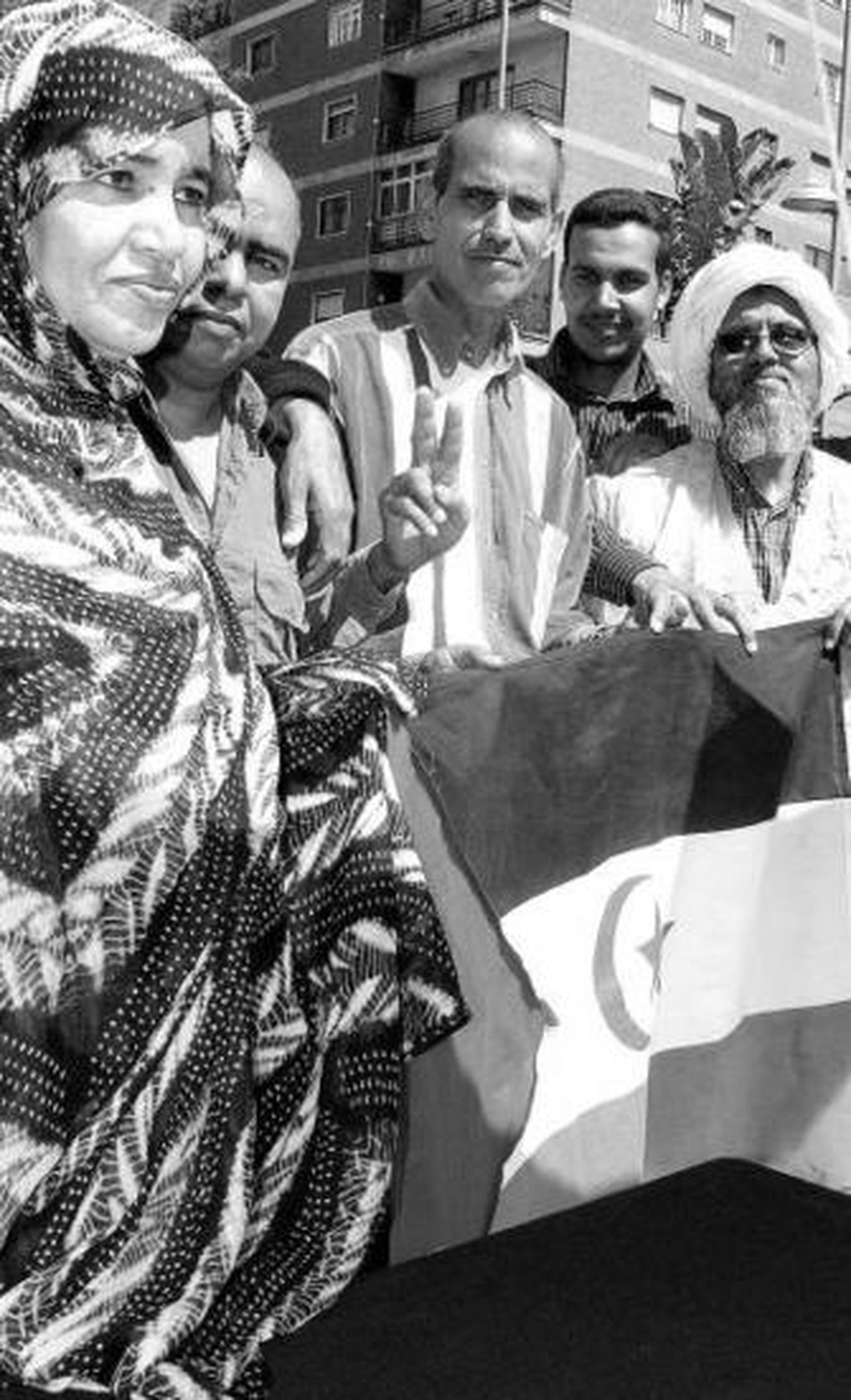 Los saharauis alzan la bandera de su pueblo.