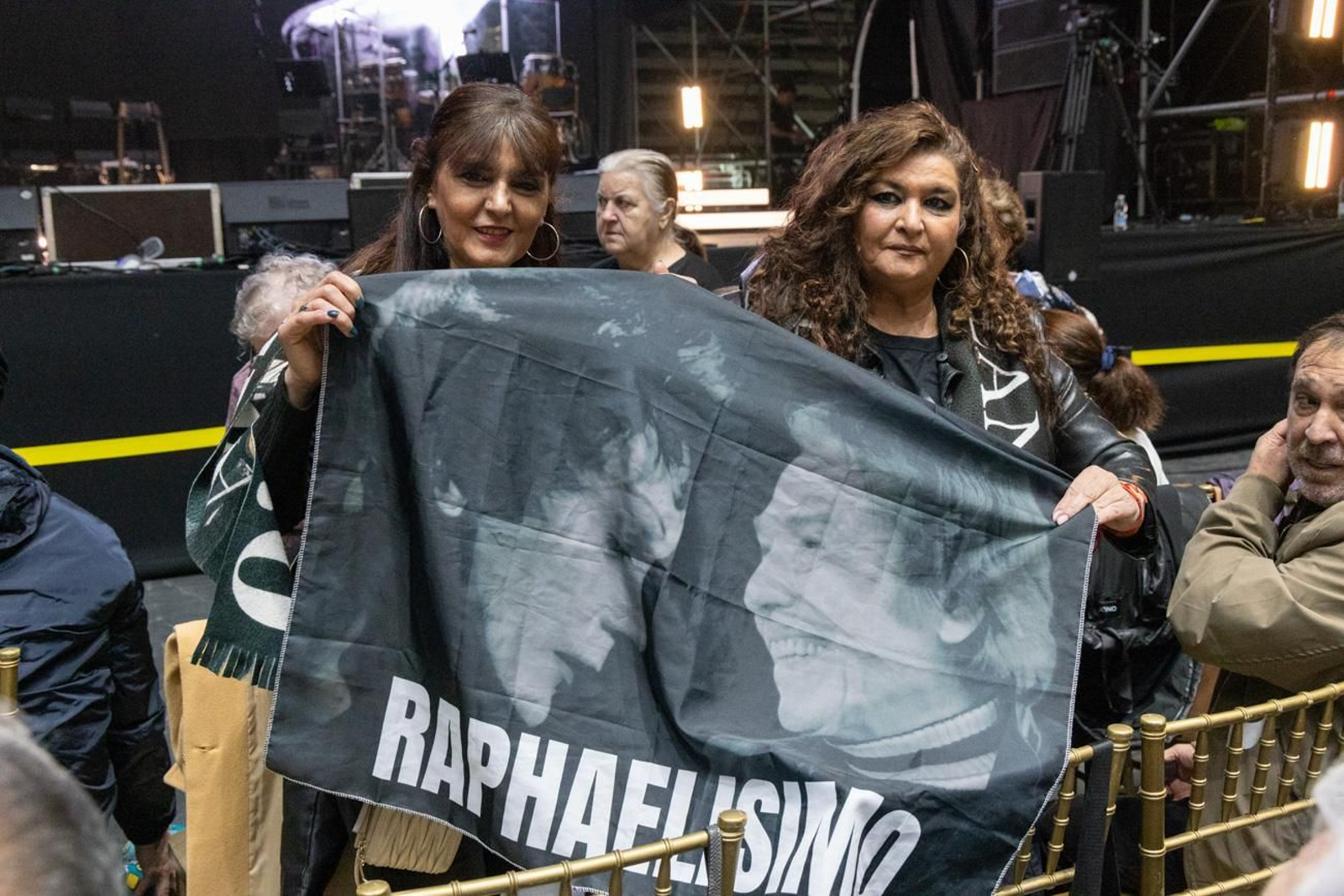 Así se disfruta en Jaén del concierto de Raphael, "Raphaelísimo"