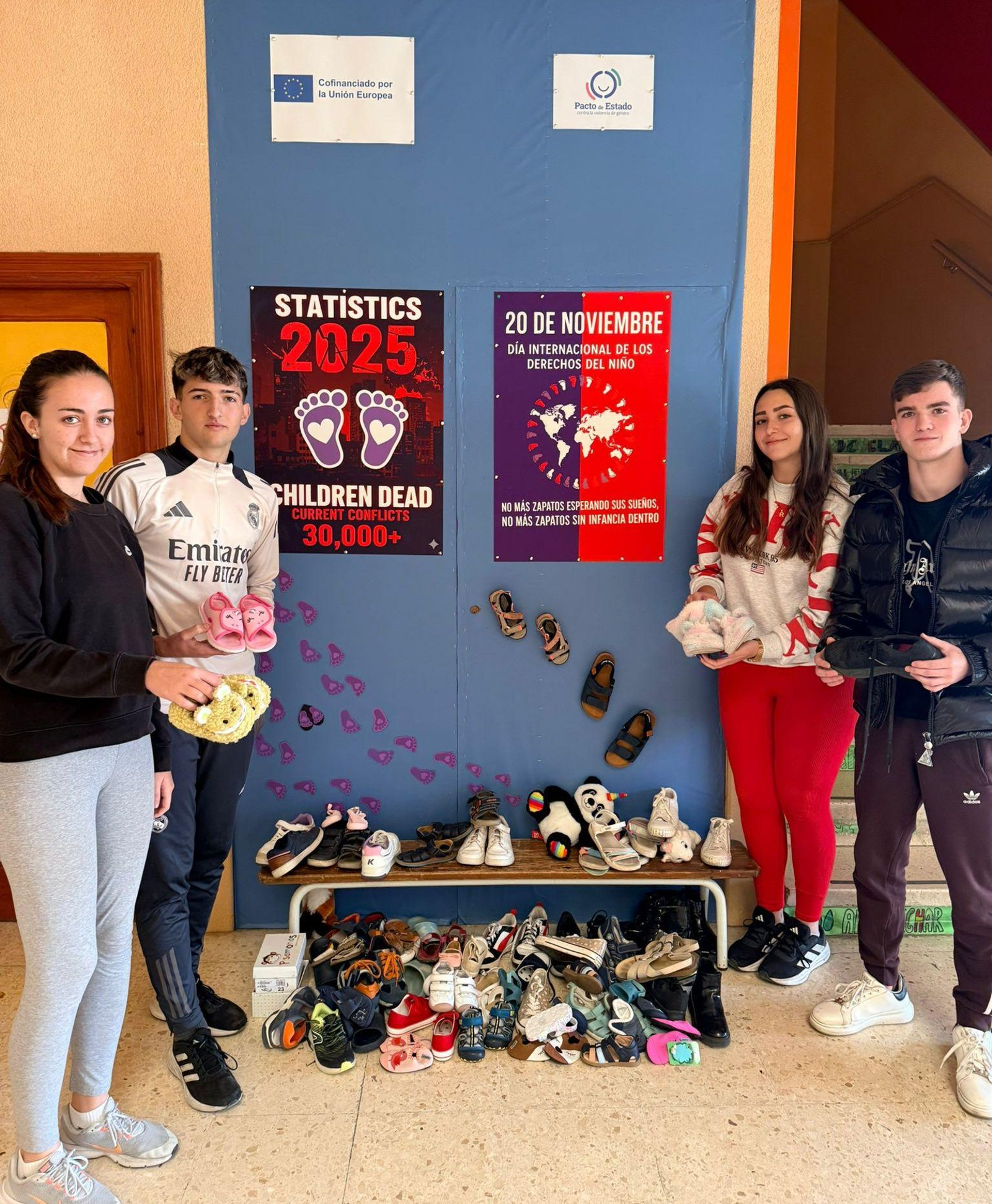 Alumnado del IES Maestro Padilla dona zapatos para los menores vulnerables.