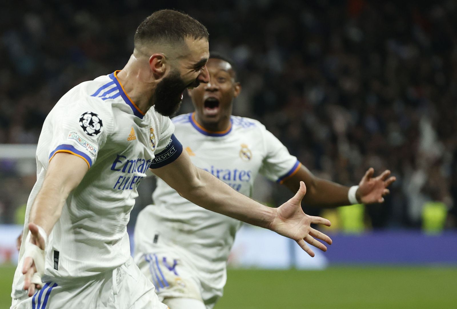 Benzemá celebra uno de sus goles