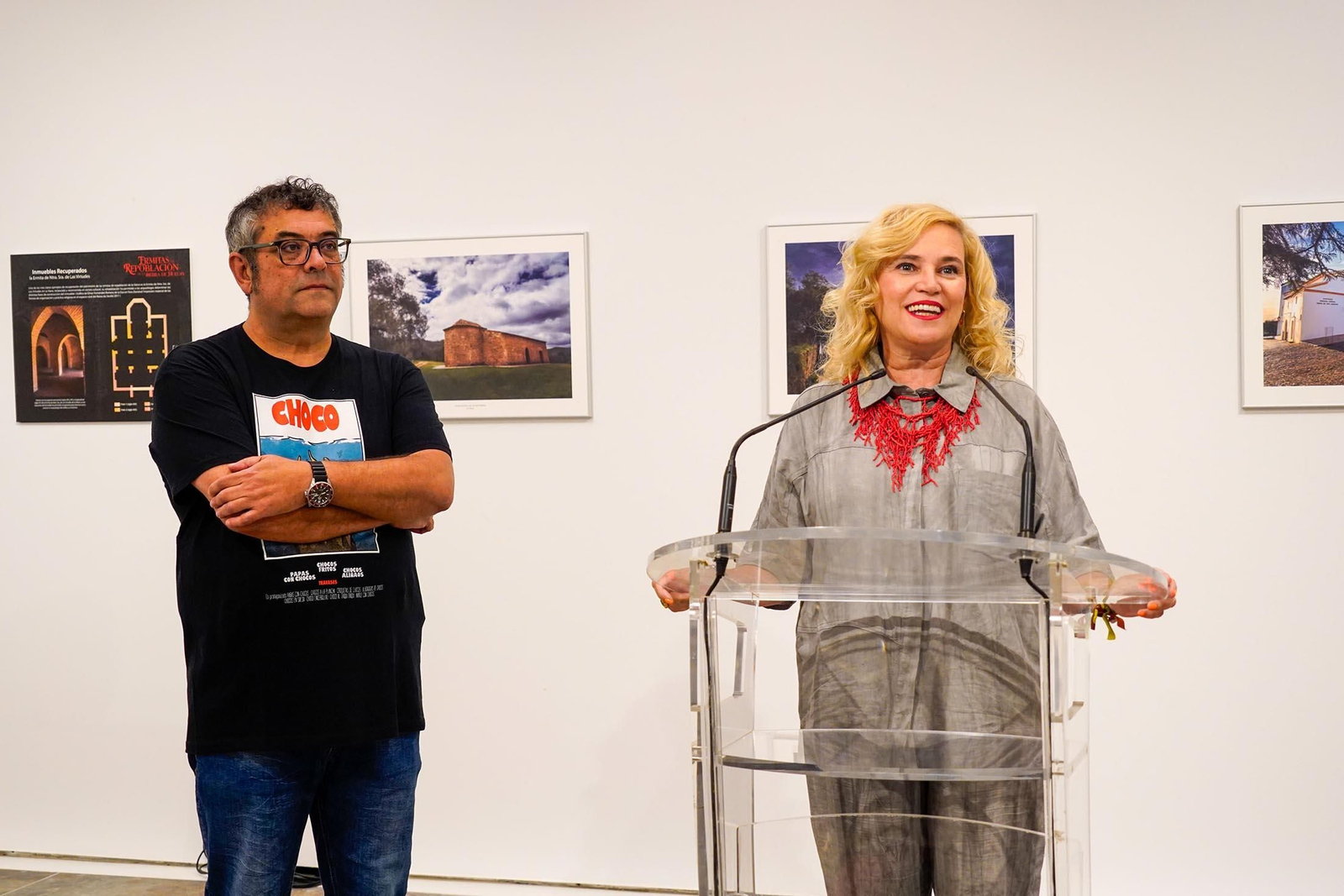 Imágenes de la inauguración de la exposición 'Ermitas de repoblación en la Sierra de Huelva' por La diputada de Cultura, Gracia Baquero, y el autor de la exposición, Jorge Garrido.