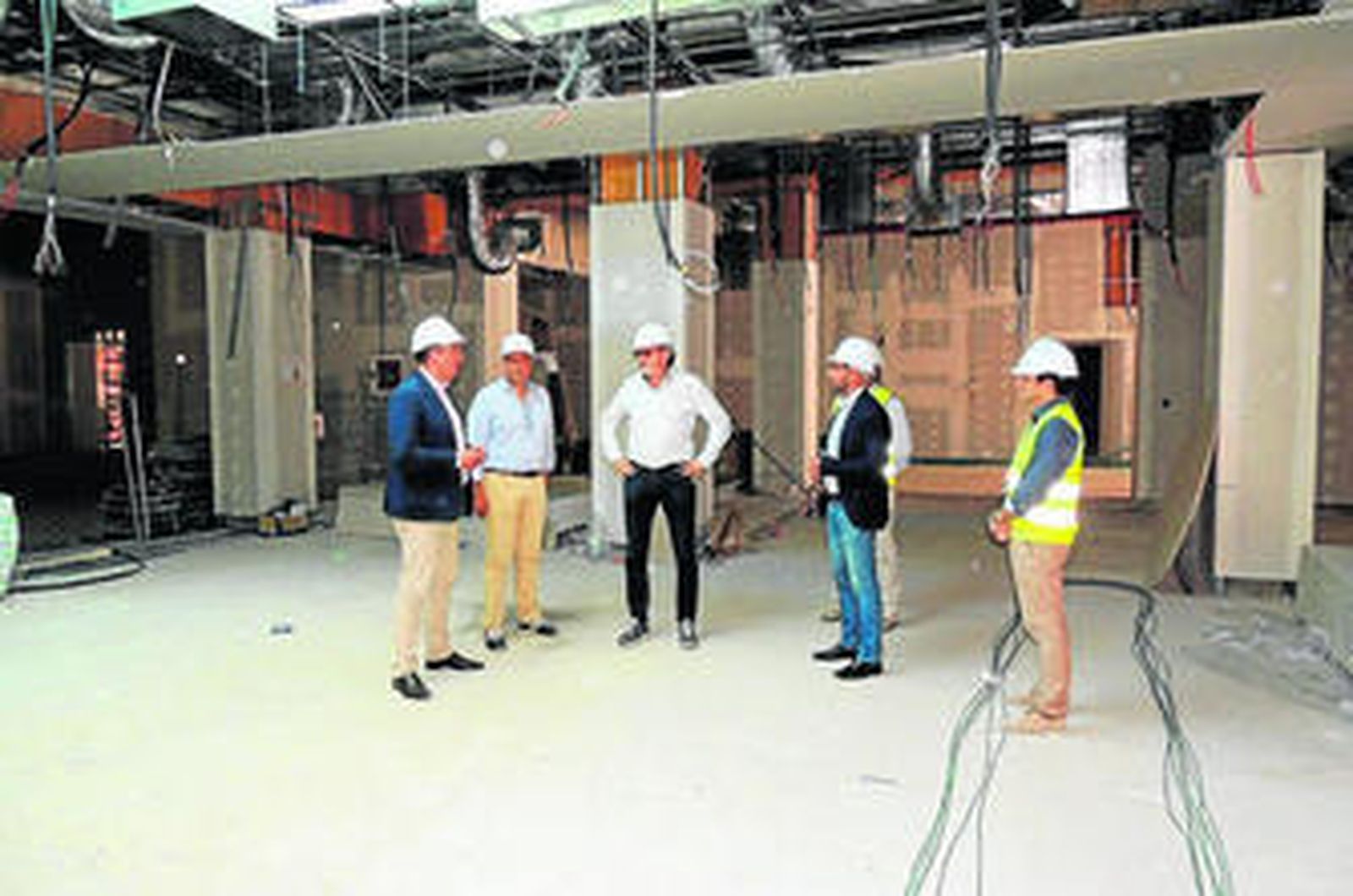 Ruiz Boix y Ordóñez, junto a los técnicos de la obra, ayer.