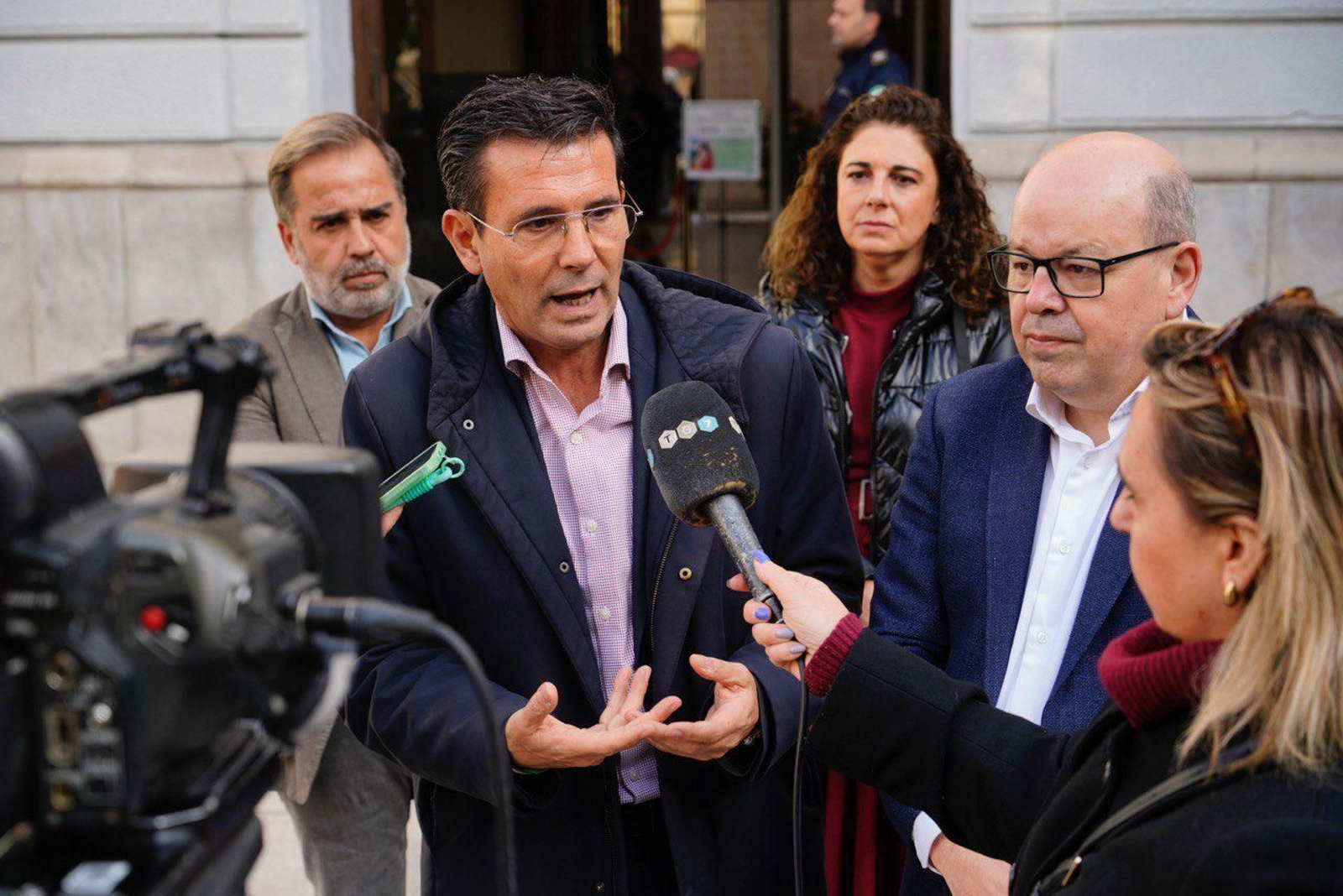 Paco Cuenca junto a otros ediles del PSOE de Granada.