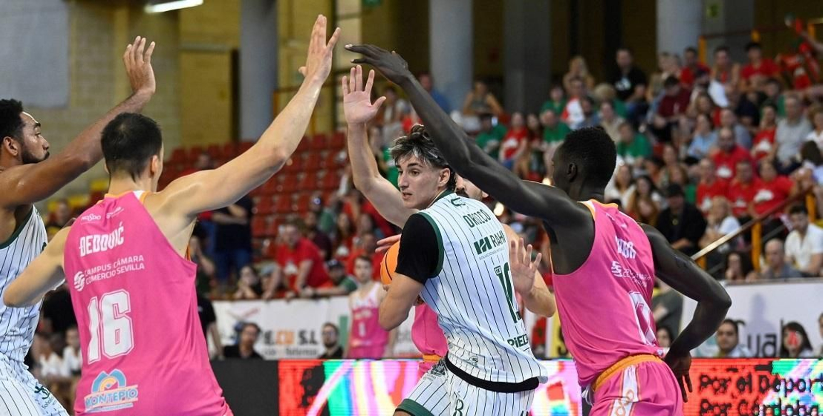 Gonzalo Orozco es presionado por tres rivales.