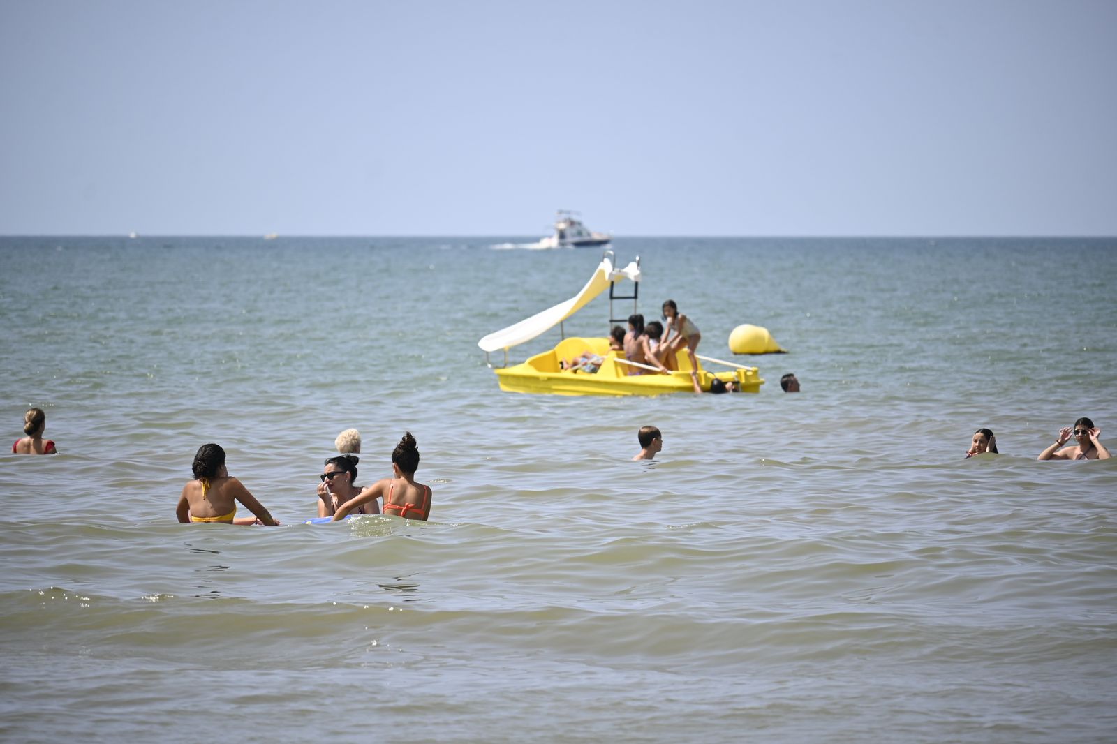 Ambiente en la playas de Huelva este sábado 22 de julio, en imágenes