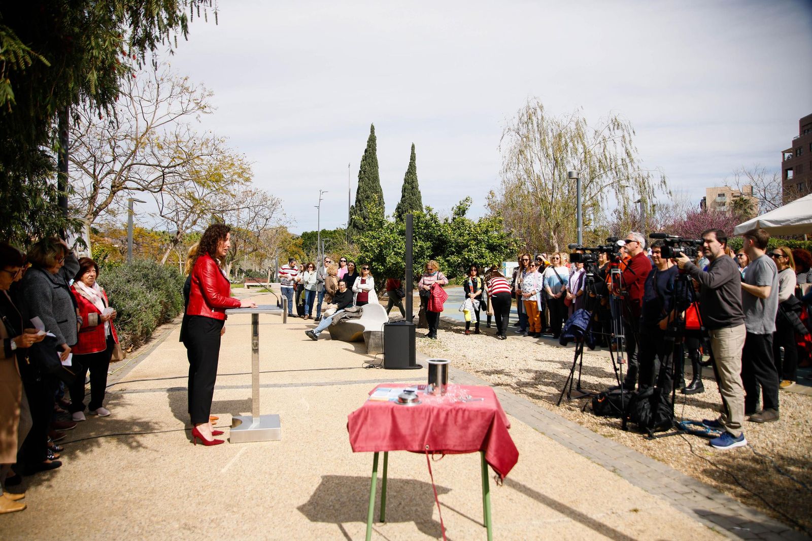 Las imágenes de la plantación de un olivo y el entierro de una cápsula del tiempo
