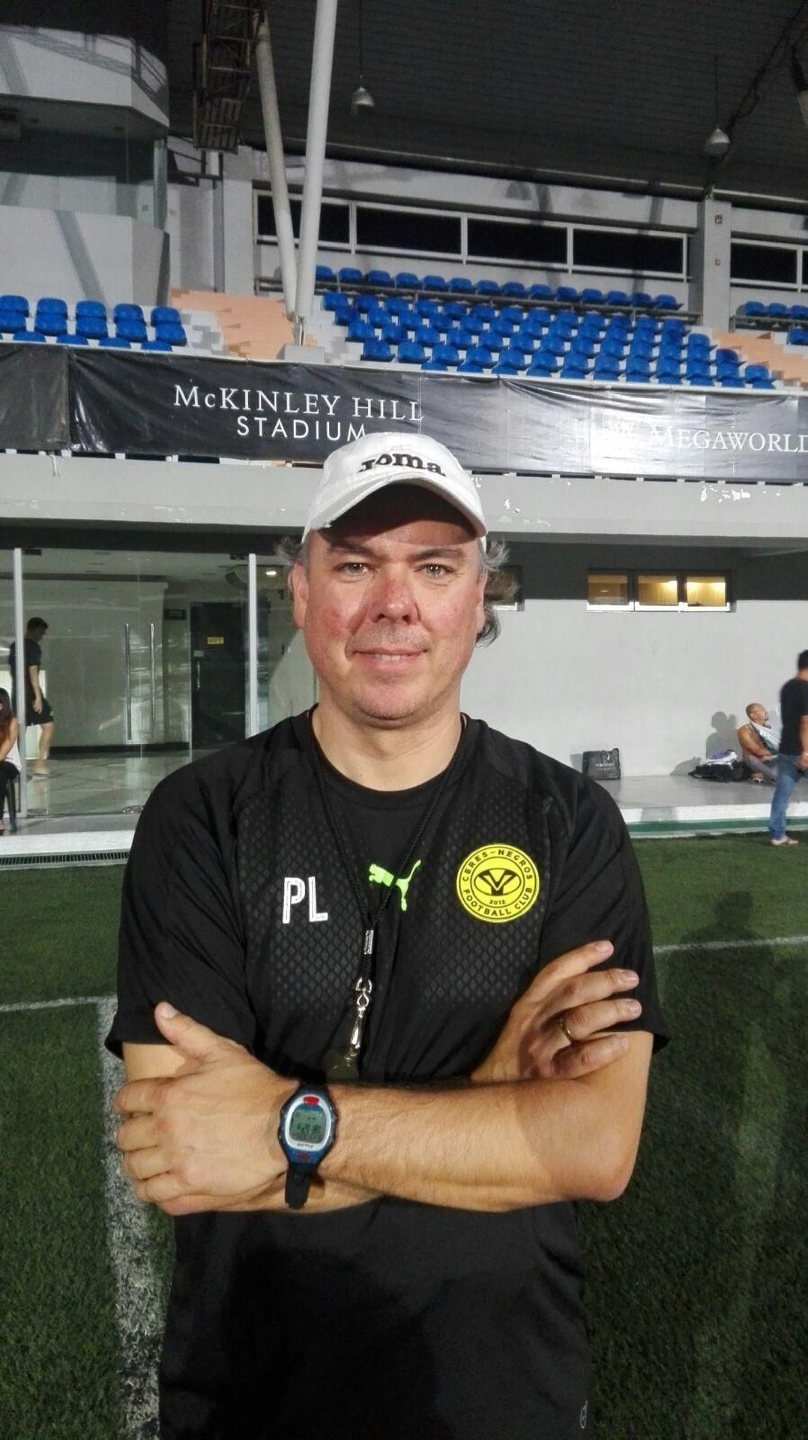 Losada posa sonriente a pie de campo antes de un entrenamiento.