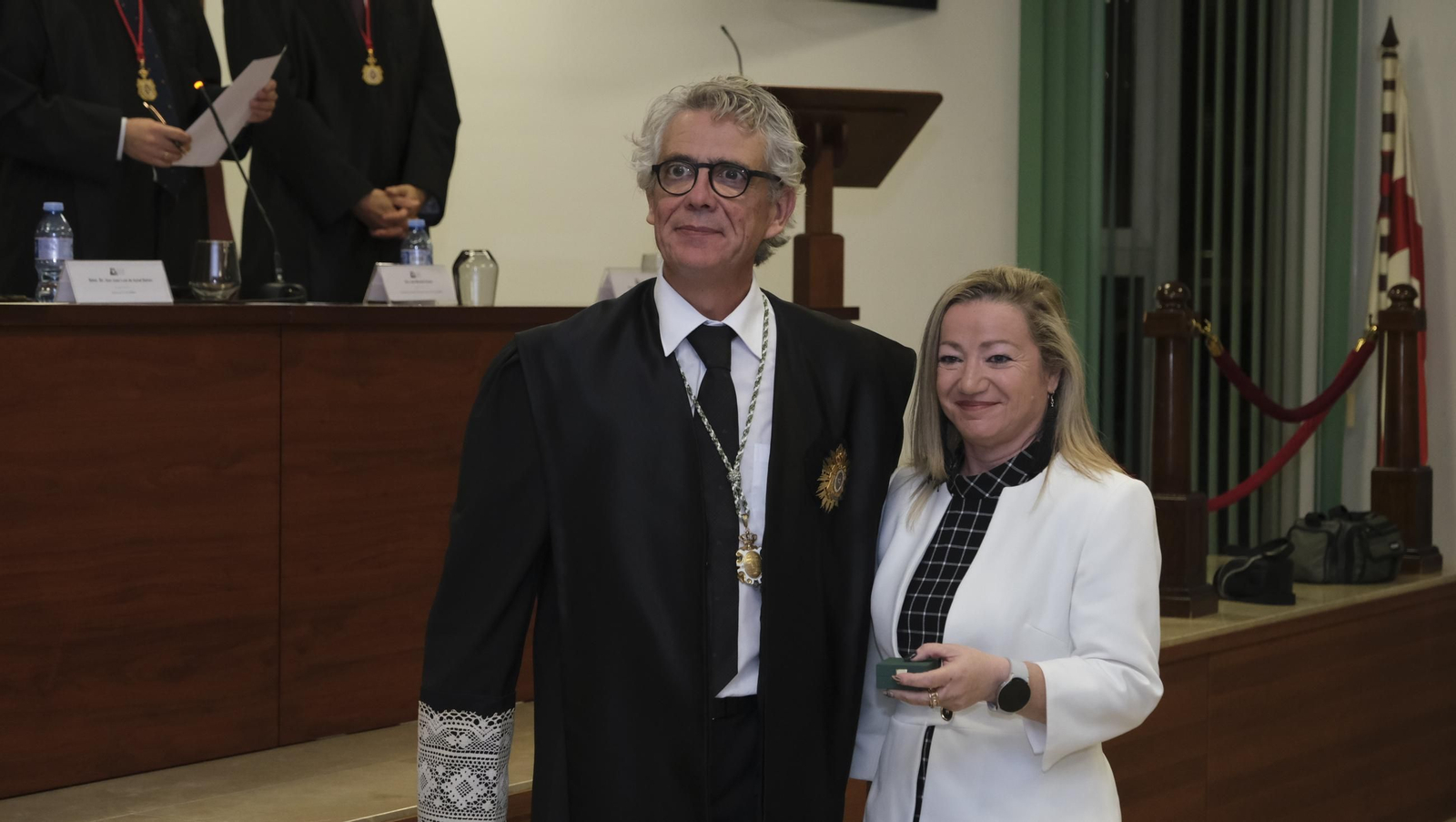 Entrega de insignias de 25 años de colegiado en el Colegio de Abogados de Almería, en imágenes