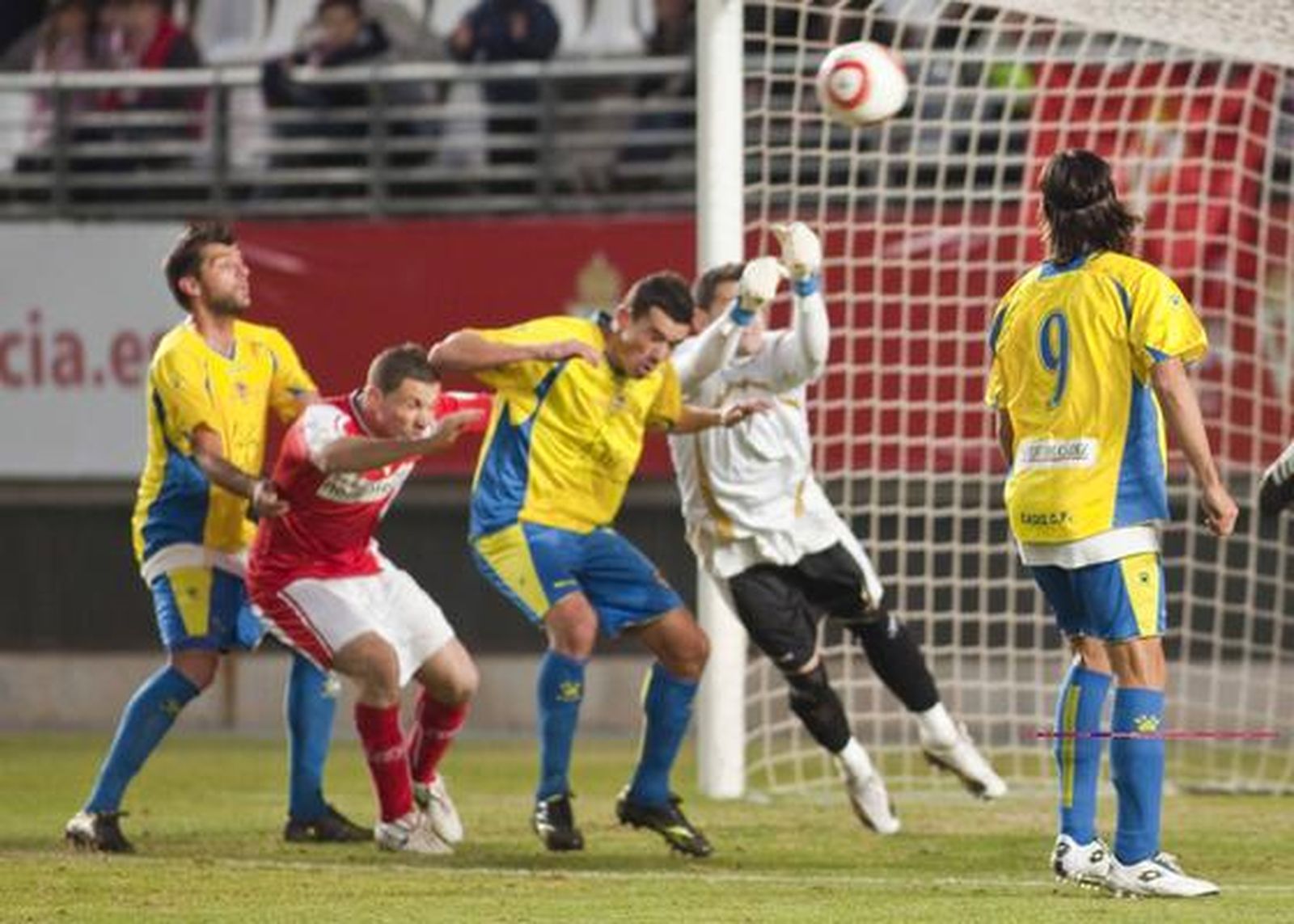 Dani sale de puños junto a José Miguel Caballero. 

Foto: LOF