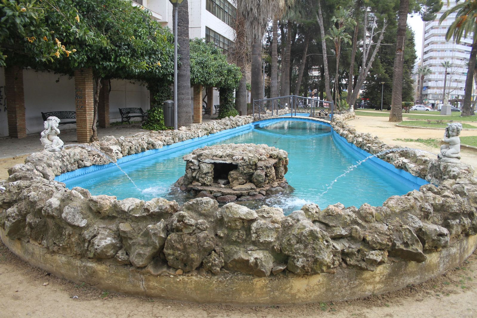 La pequeña fuente de la zona ajardinada. A la derecha la fuente central del parque y el merendero.