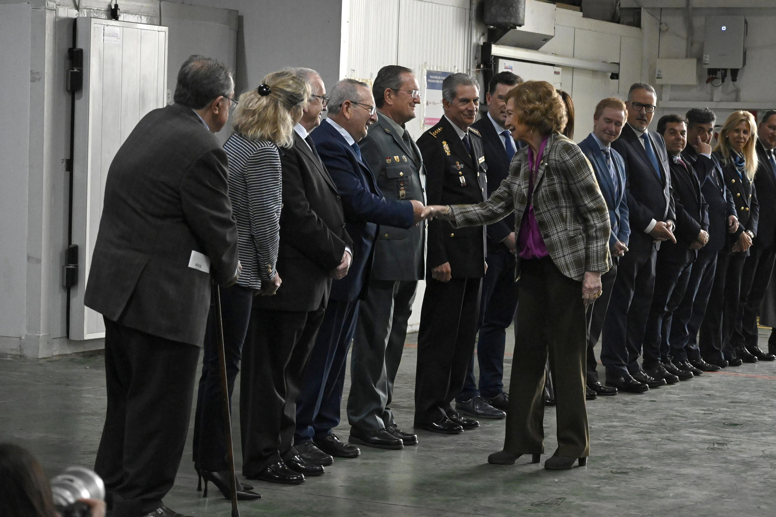 La Reina Sofía visita el Banco de Alimentos de Huelva, en imágenes
