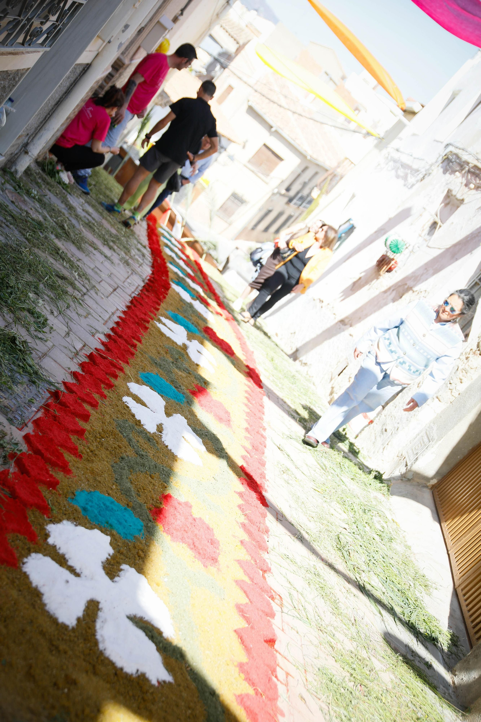Así es la gran alfombra de serrín para que levite la Virgen de Fátima de Tíjola