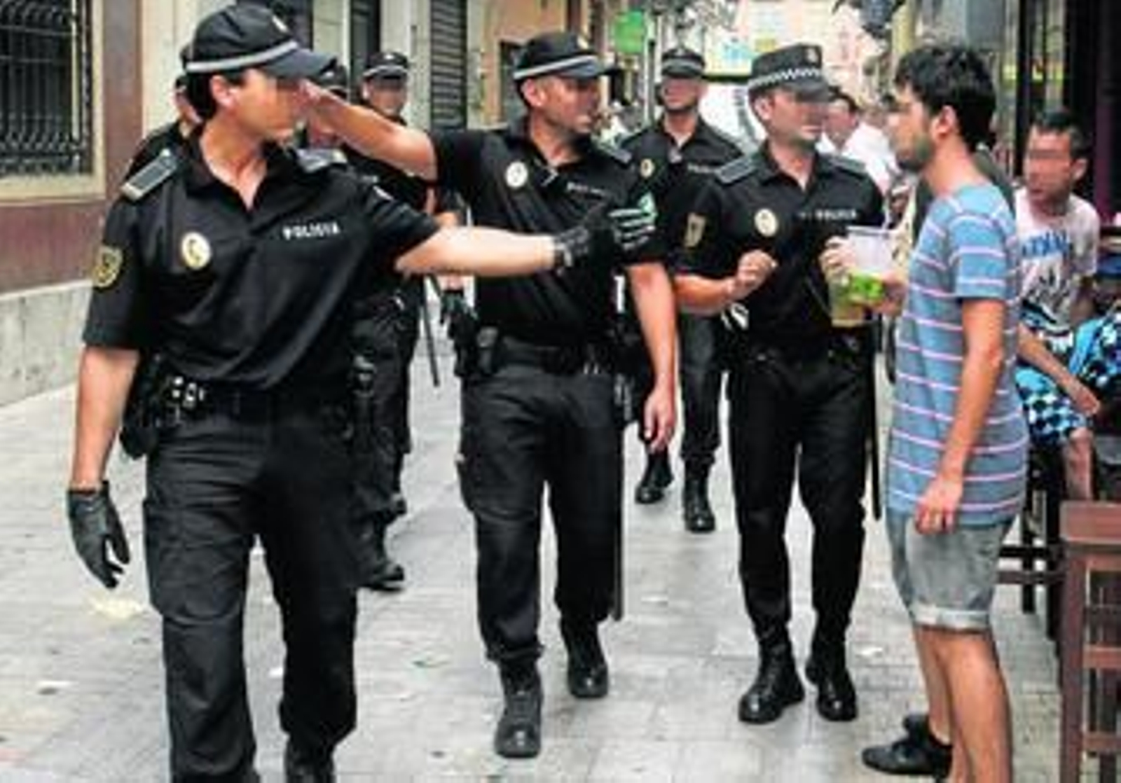 Efectivos del GOA de la Policía Local, a los que se ha encargado el riguroso cumplimiento de la normativa, en una imagen de archivo. Efectivos del GOA de la Policía Local, a los que se ha encargado el riguroso cumplimiento de la normativa, en una imagen de archivo.