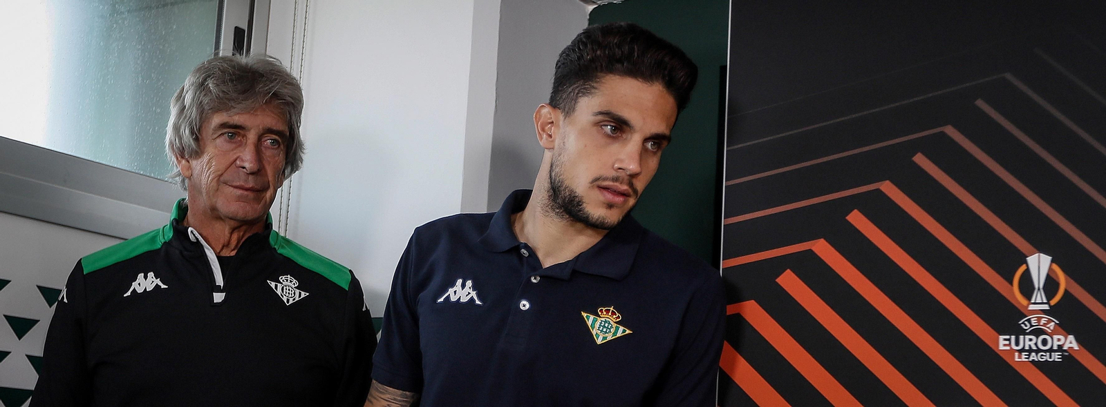 Bartra  junto a Pellegrini en una conferencia de prensa de la Liga Europa.