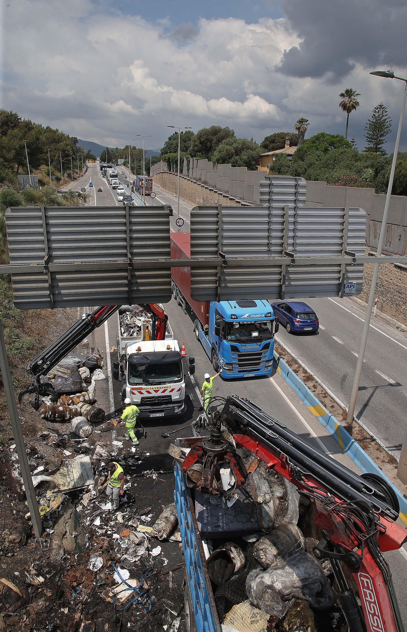 Fotos de la retirada de la carga del camión incendiado en el acceso norte de Algeciras
