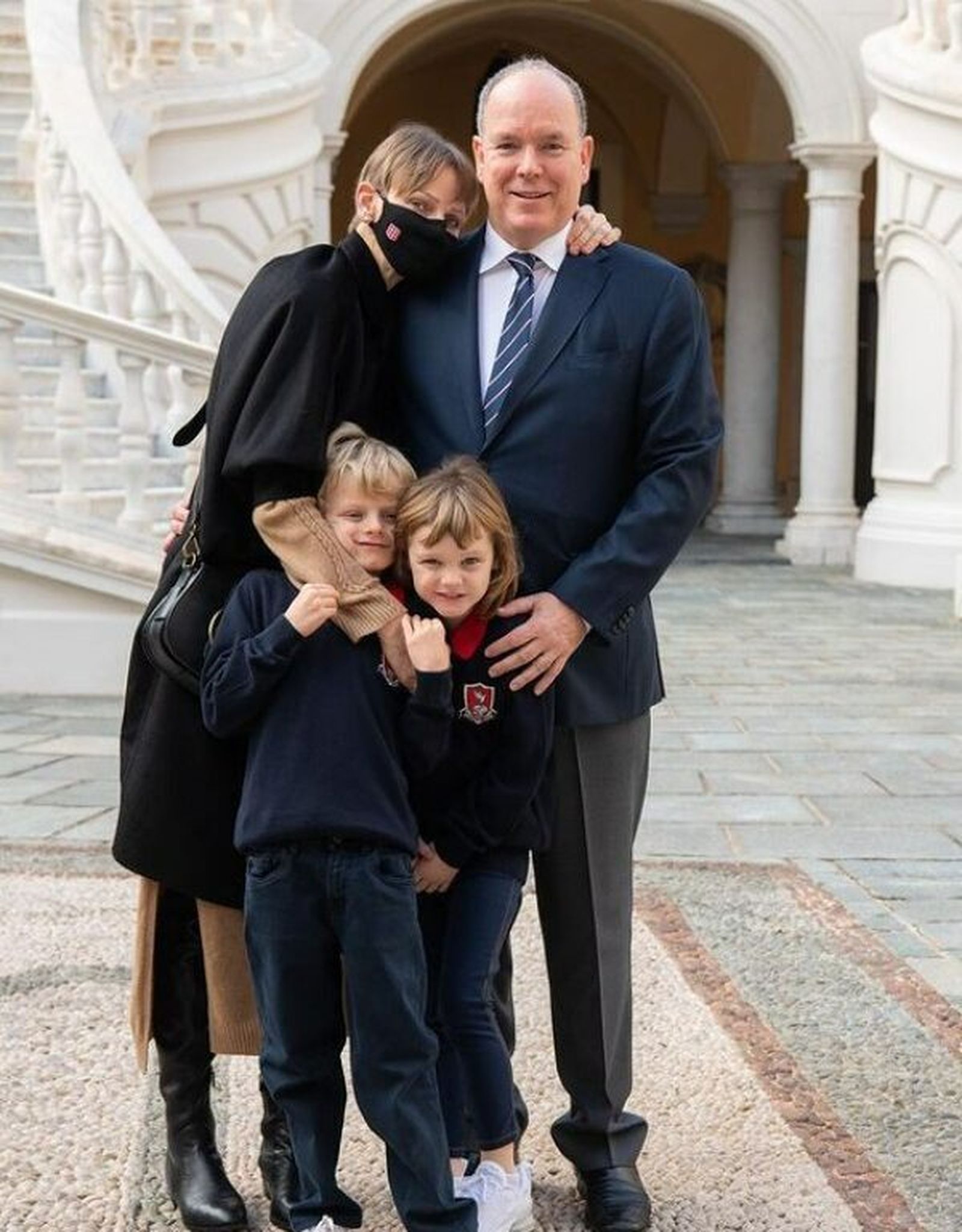 Alberto II, con su esposa Charlene y sus mellizos, el día en que la princesa regresó de Sudáfrica tras casi un año de convalecencia.