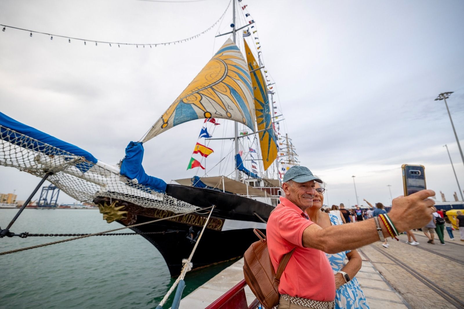 Una pareja se hace un selfie delante del buque uruguayo 'Capitán Miranda'.