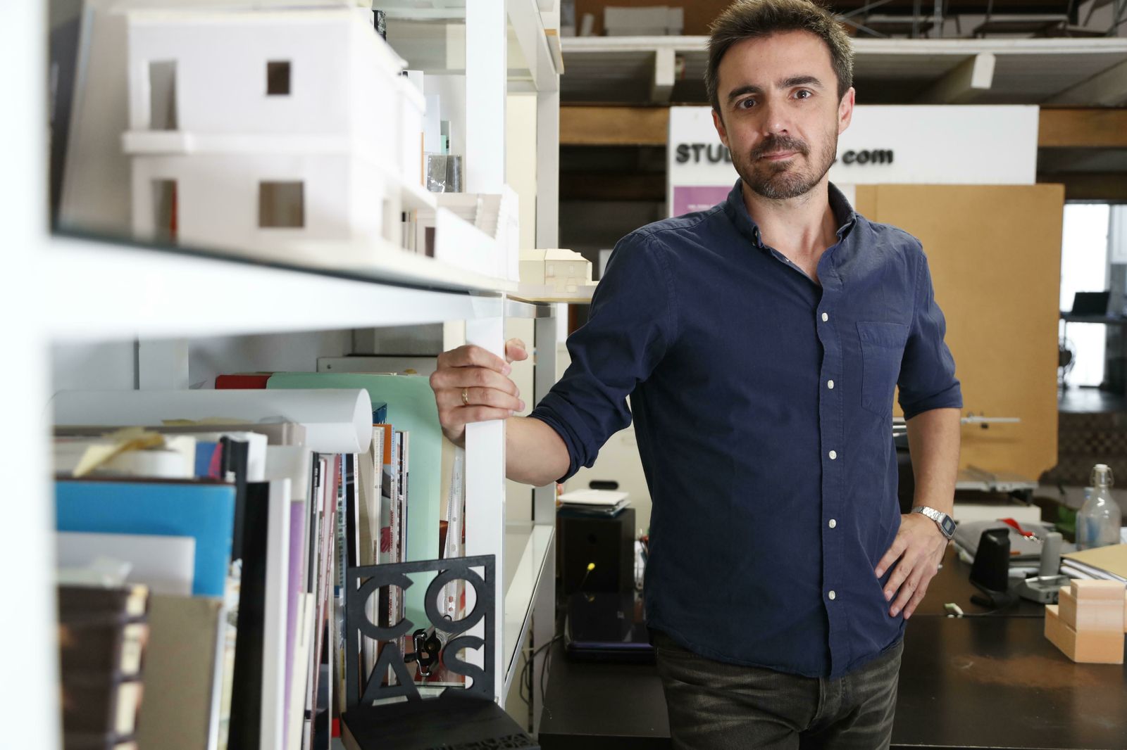 José Gómez Mora, en su estudio de la calle Goles, junto a la maqueta del proyecto ganador.
