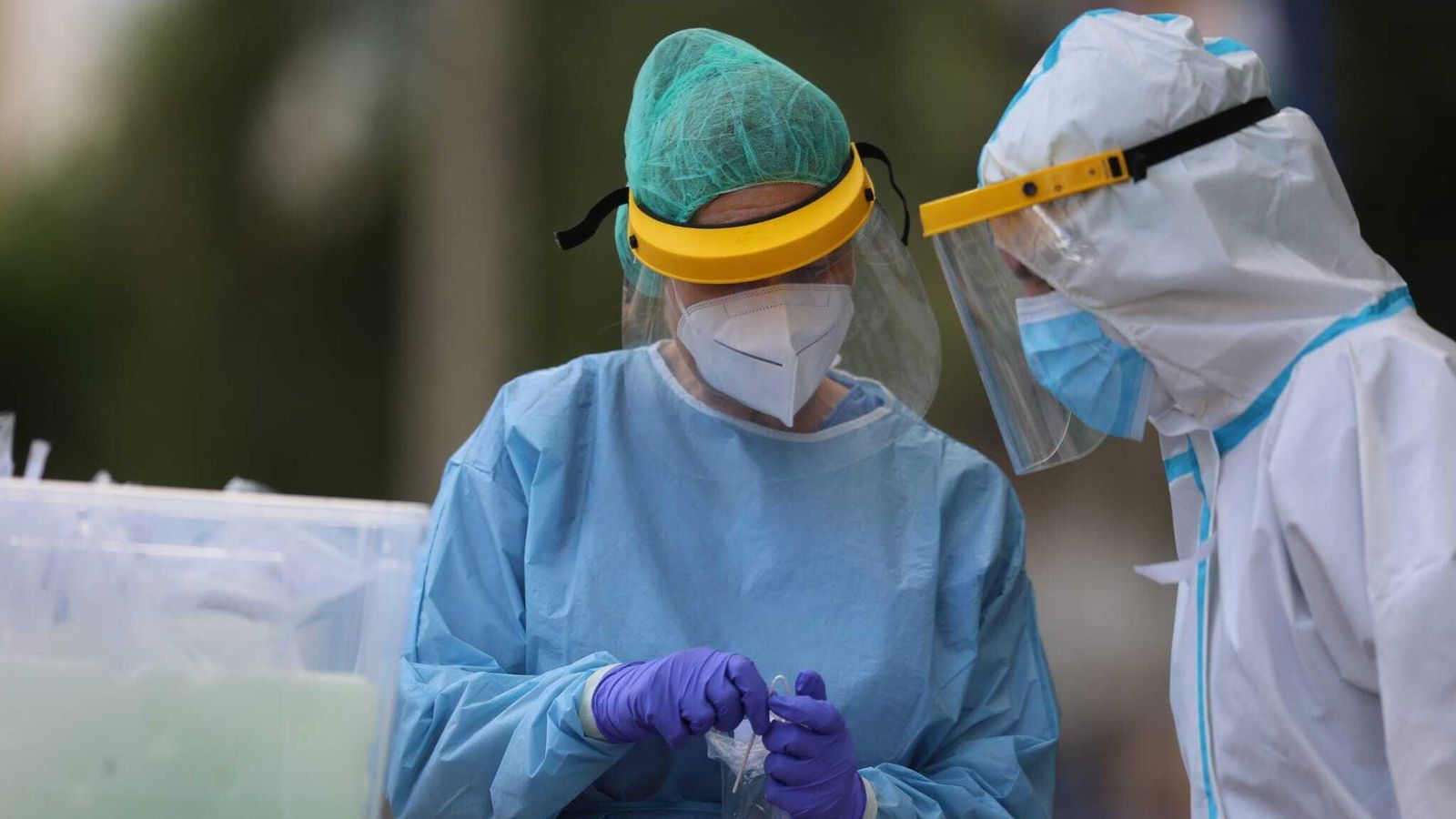 Dos médicos realizan un test