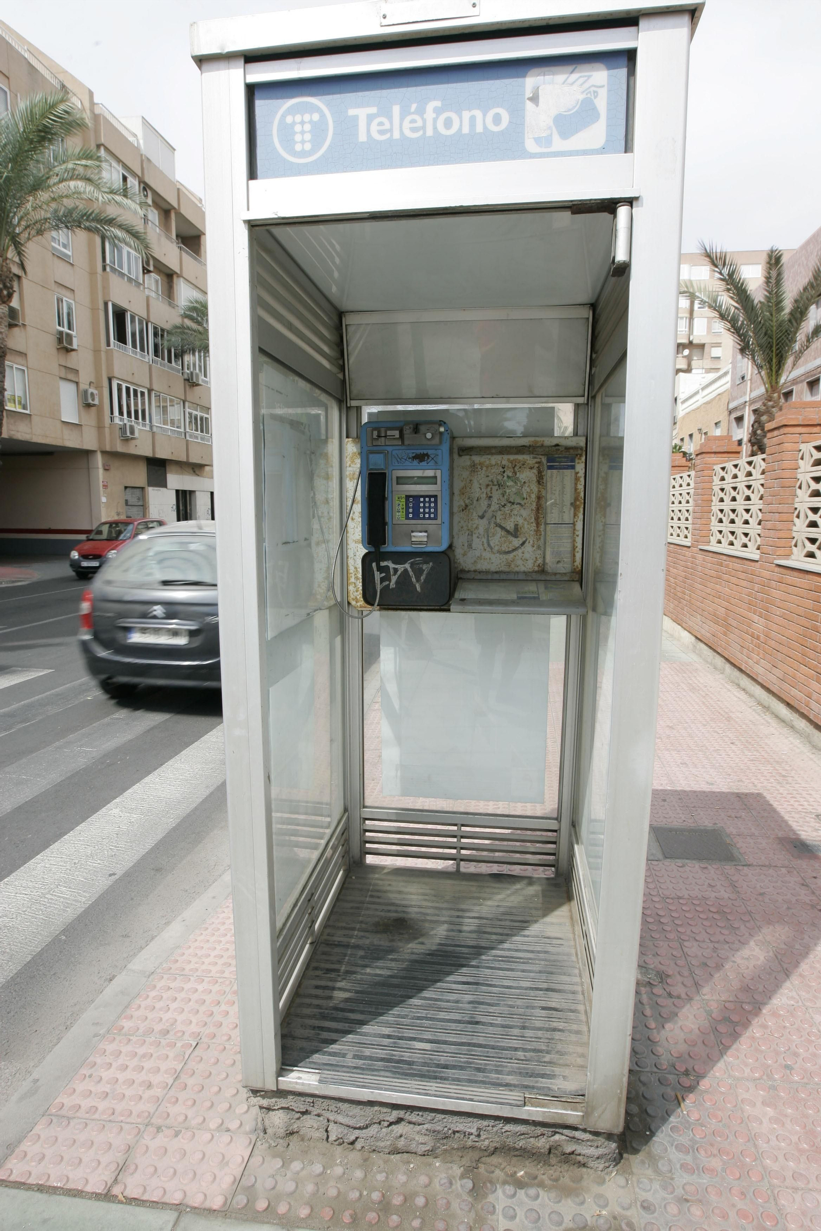 Teléfono público destrozado, en la avenida de Cabo de Gata