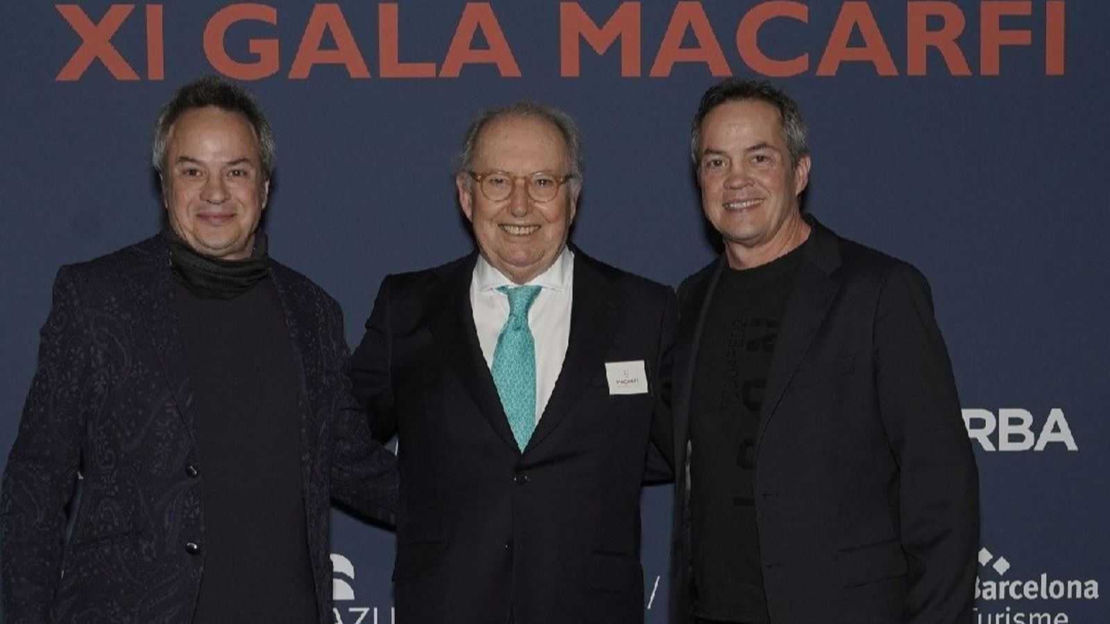 Manuel Carreras Fisas, fundador de la Guía Macarfi, con los hermanos Torres