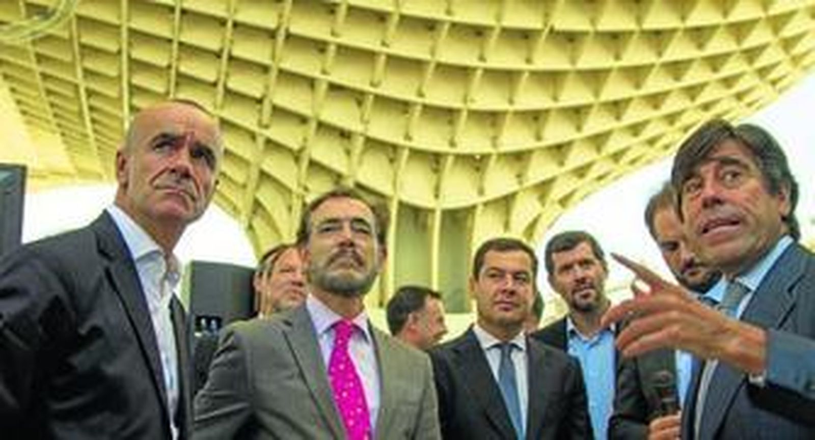 1. Antonio Muñoz, Alfredo Sánchez Monteseirín (segundo plano), Felipe López, Juan Manuel Moreno y Manuel Manrique, durante la presentación. 2 y 3. Las fotografías representan momentos del proceso de construcción del Tercer Juego de Exclusas.