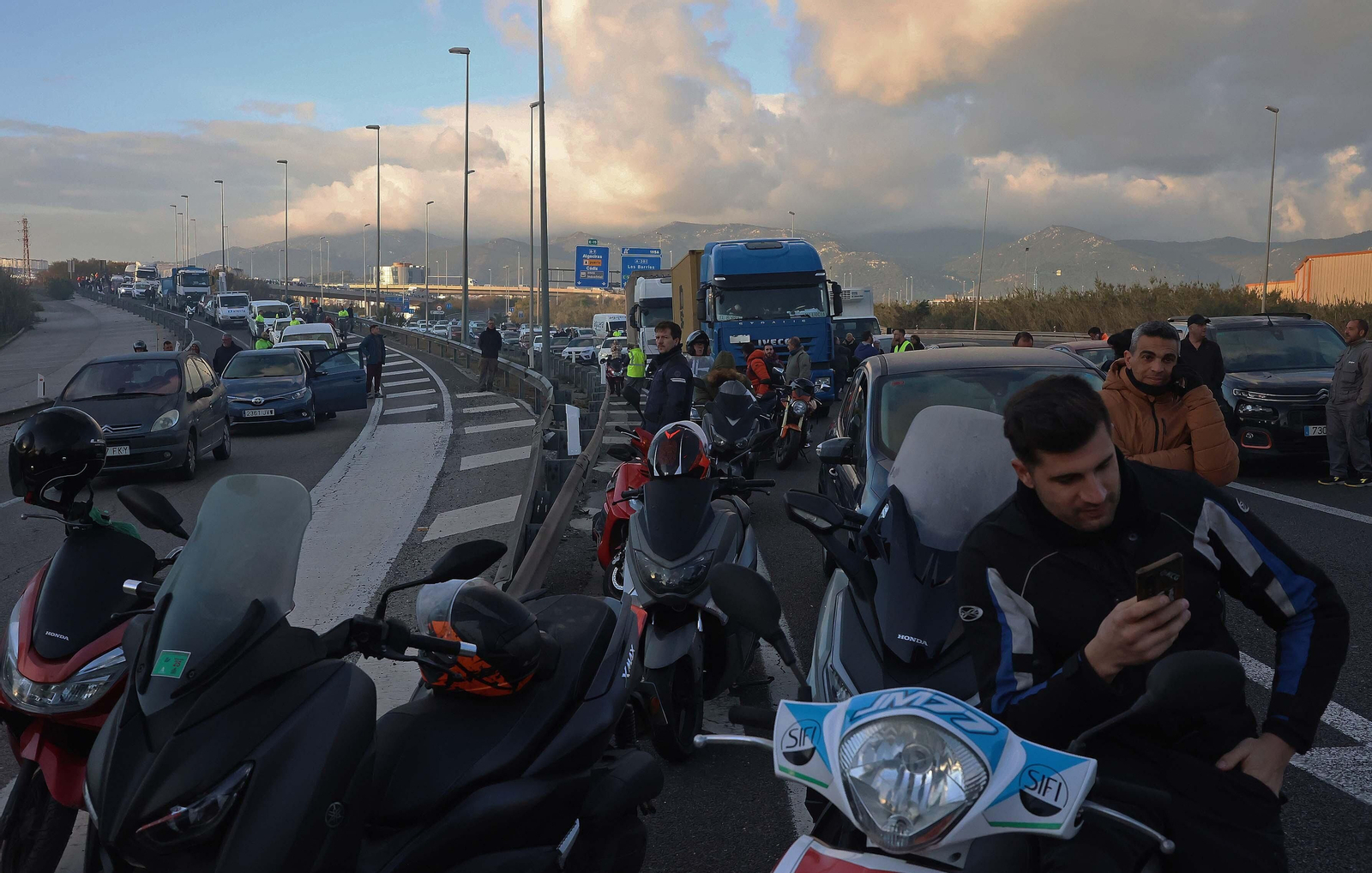 Imágenes del corte de la A7 por los huelguistas de Acerinox tras las negociaciones en el Consejo Andaluz de Relaciones Laborales