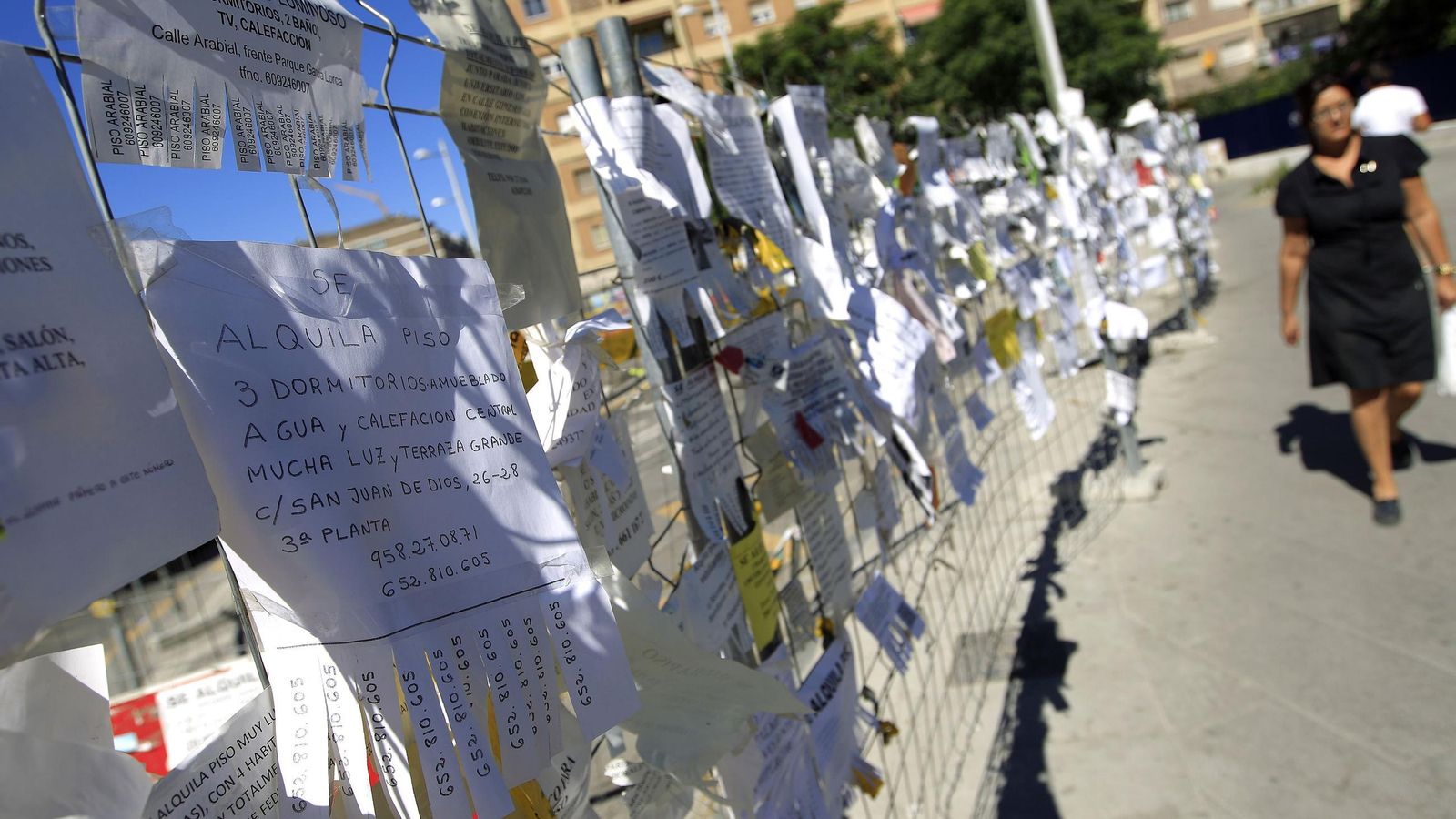 Anuncios de alquileres de pisos se acumulan en las zonas universitarias de Granada