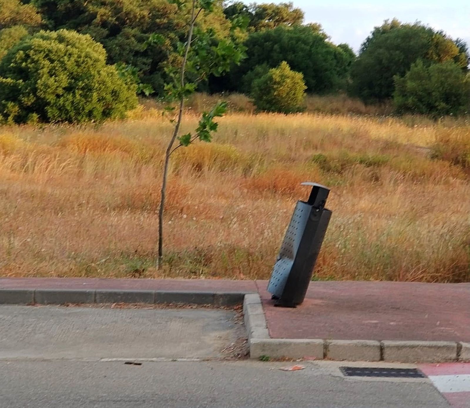 El vandalismo hace mella en las nuevas papeleras