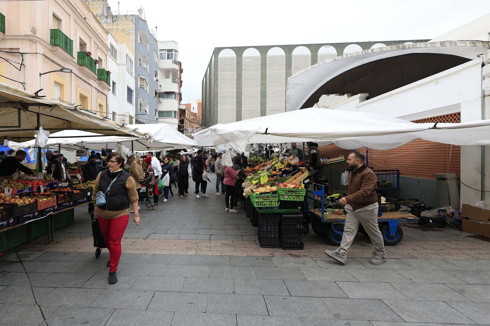 Las últimas compras para Nochevieja en Algeciras, en imágenes