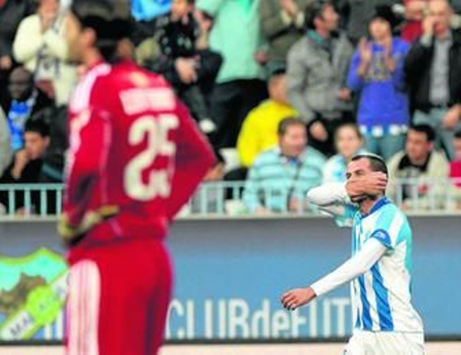 Duda se besa la muñeca celebrando el gol que logró ante el Zaragoza.