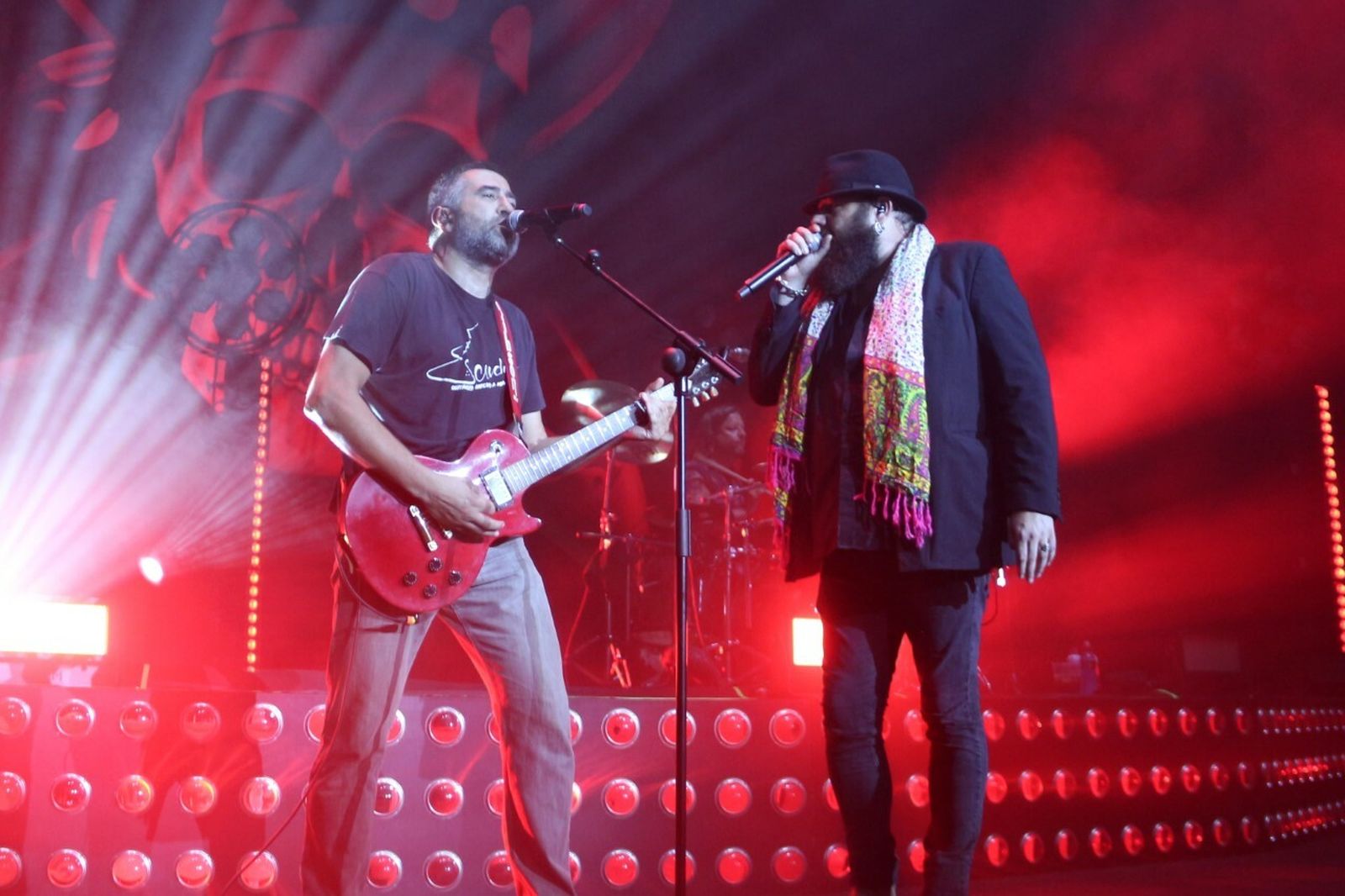 Kutxi Romero canta junto con el guitarrista César Ramallo.