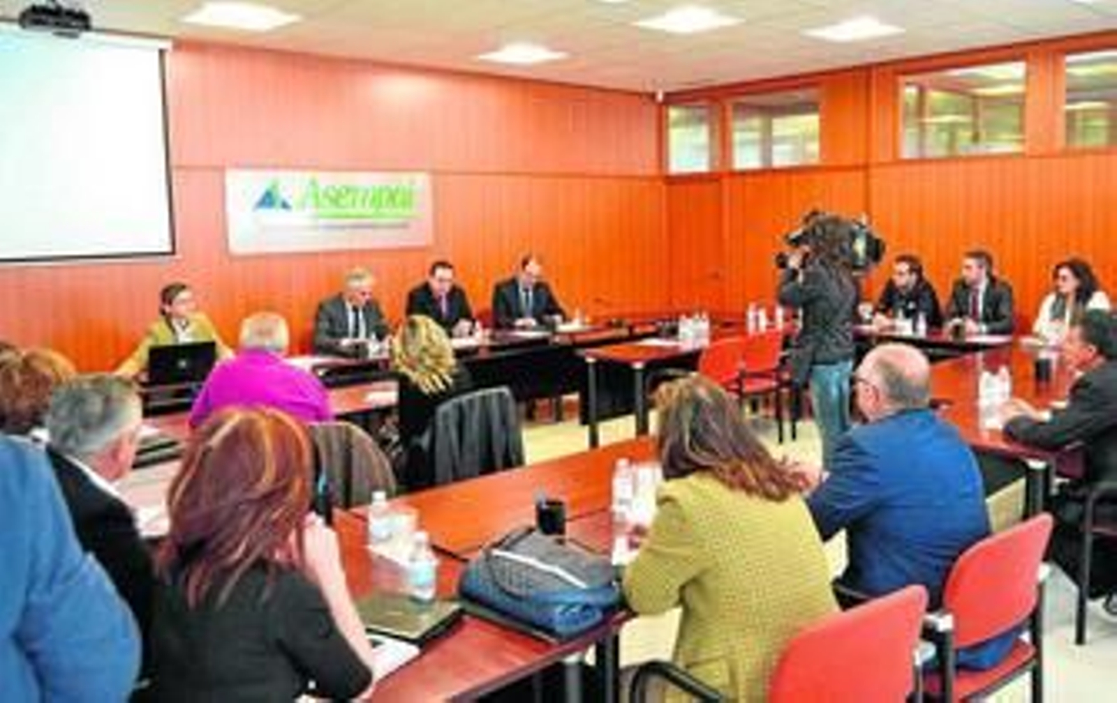 El secretario general de Agricultura, Jerónimo Pérez, con Francisco Vargas y José Manuel Ortiz, ayer en Asempal.