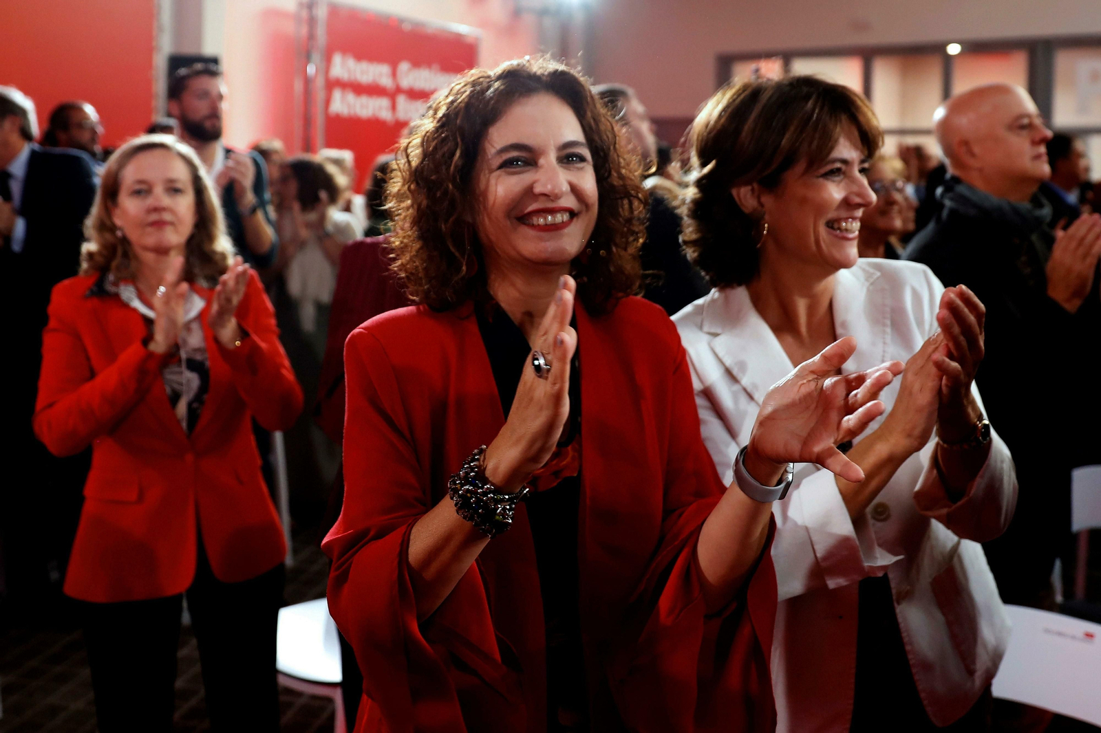 María Jesús Montero y Dolores Delgado aplauden en la presentación  del  programa del PSOE.