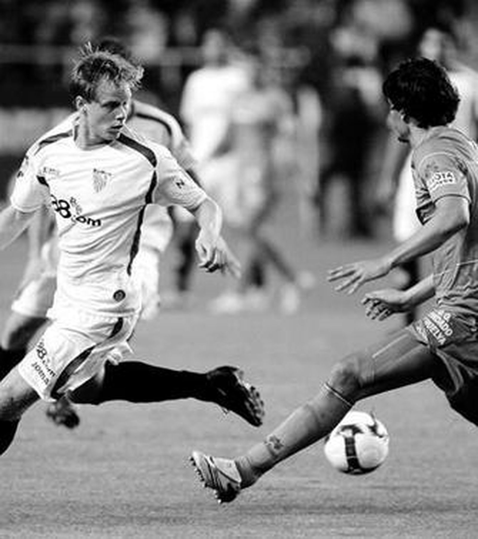 De Mul trata de controlar la pelota.