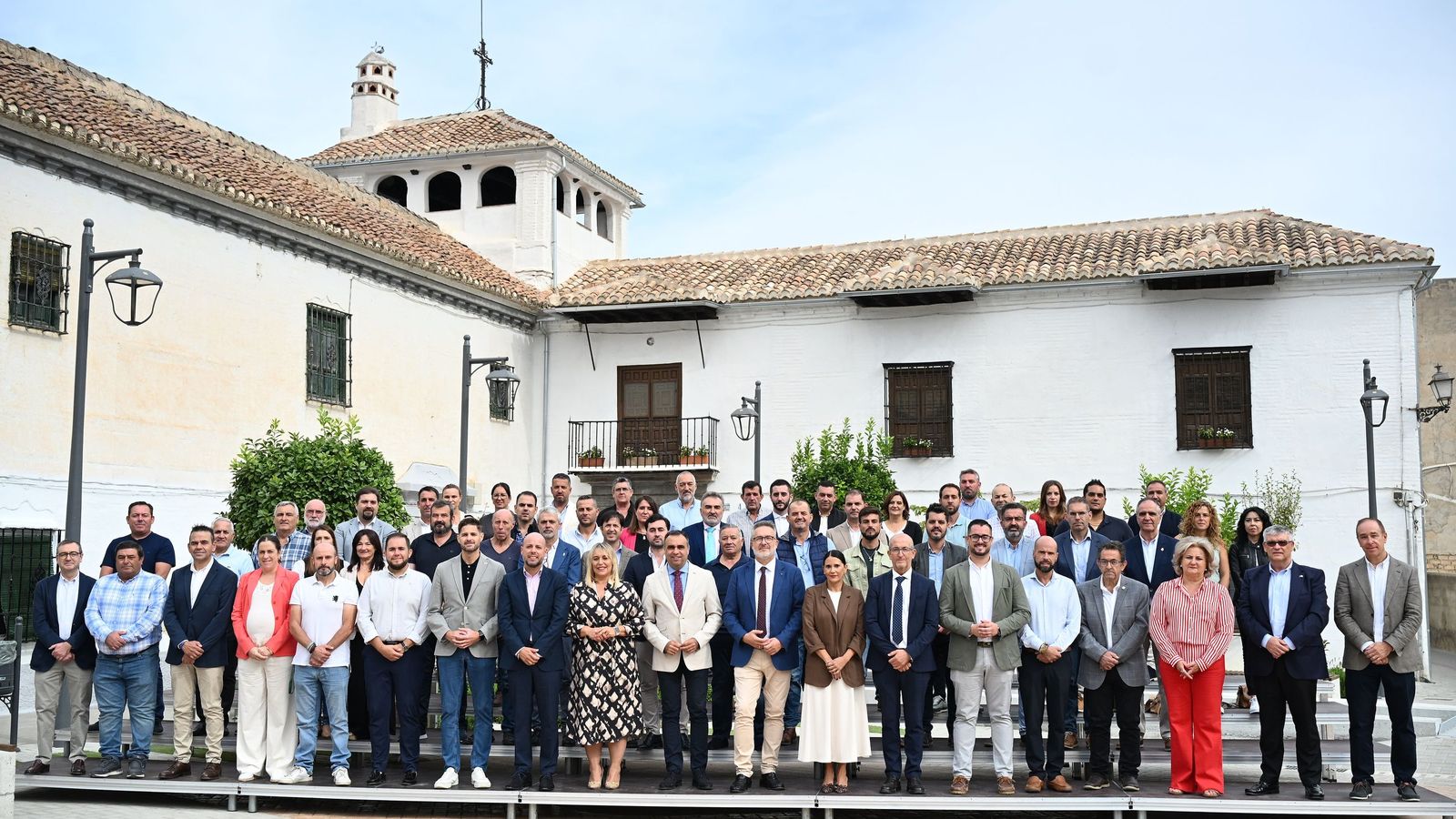 Fotografía de familia con el presidente de la Diputación y los alcaldes de los municipios beneficiados.