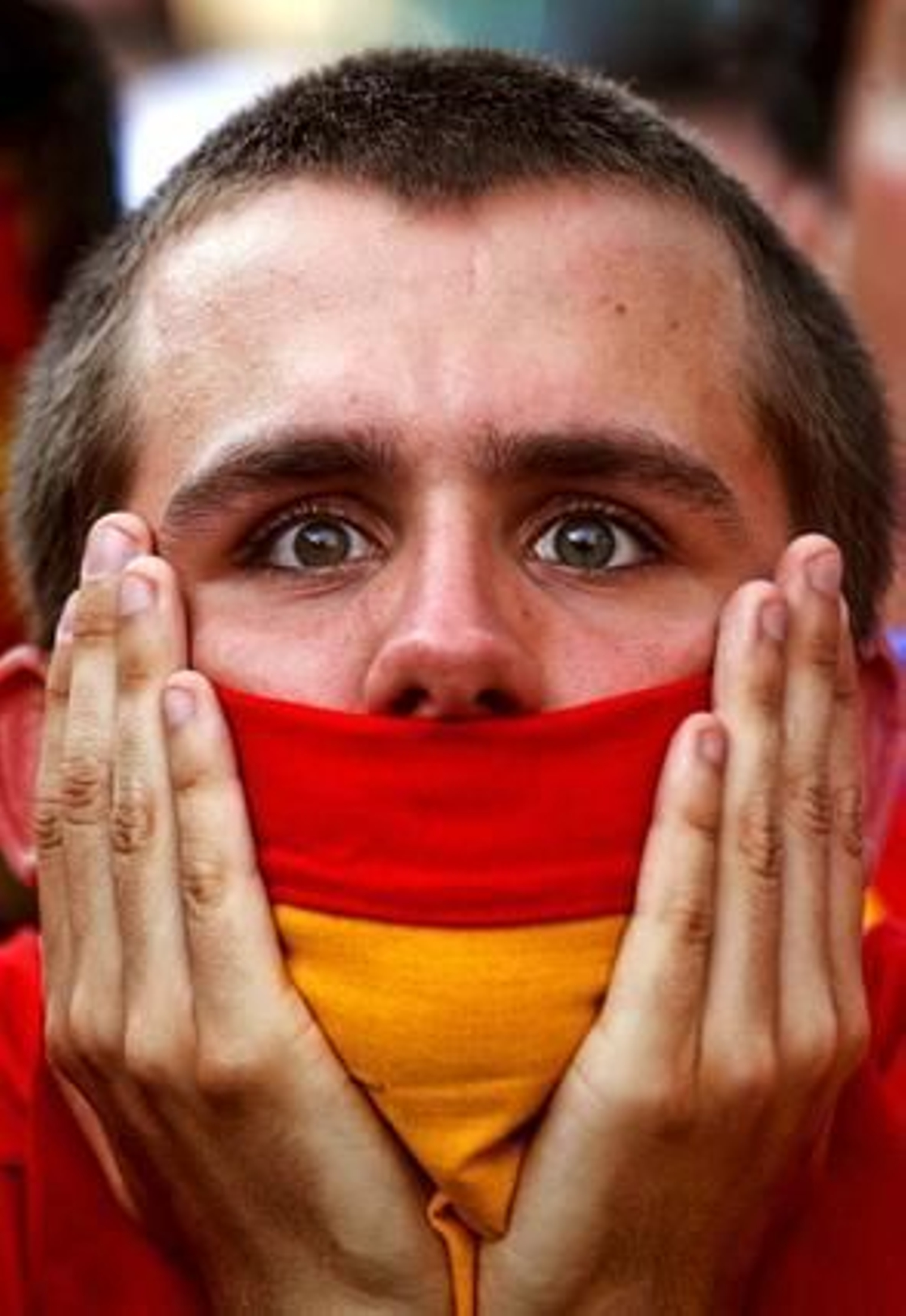 Aficionado espectante ante el partido de la final del Mundial.

Foto: Agencias
