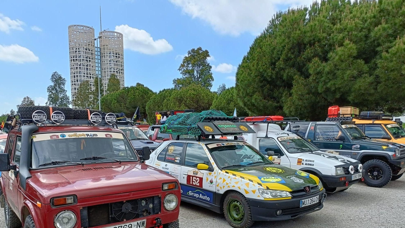 Los vehículos del Chatarras Raid, este viernes en Palmones.