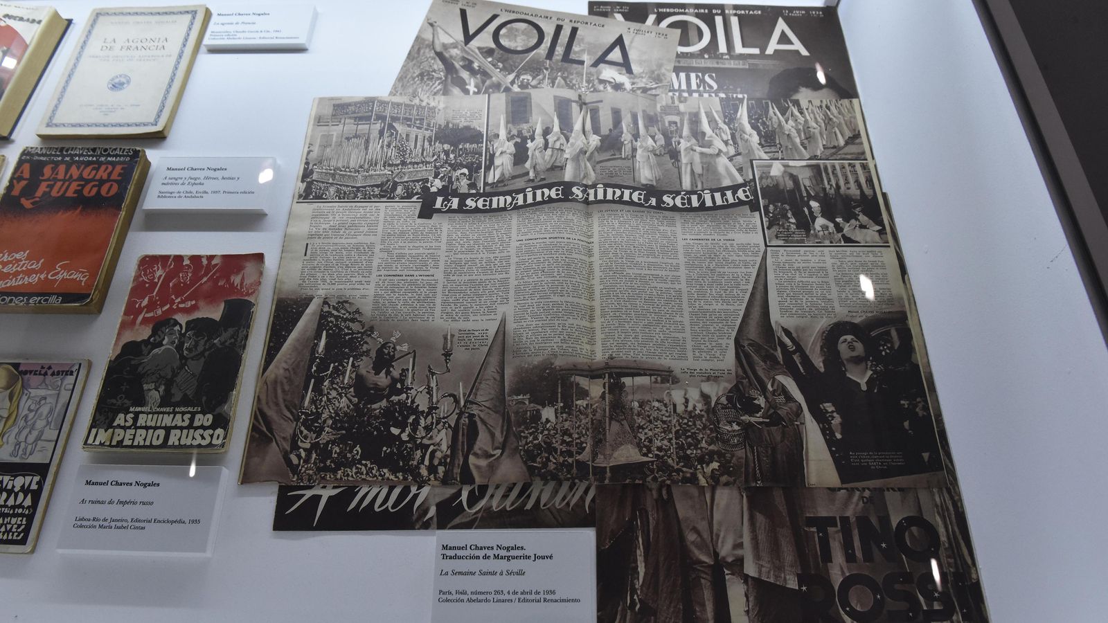 Ejemplares de la revista francesa 'Voilà' junto a varias primeras ediciones; en el centro, el reportaje original sobre la Semana Santa de Sevilla con fotografías de Robert Capa.