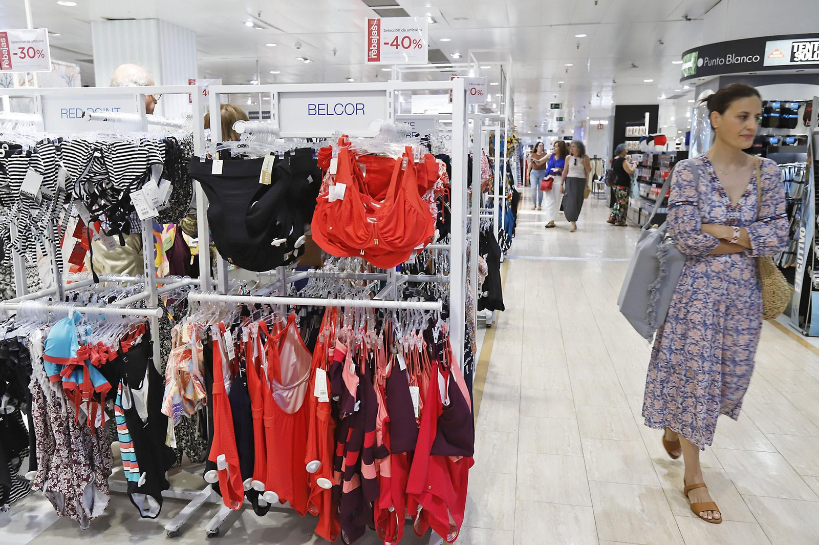 Imágenes del inicio de las Rebajas de verano en Huelva