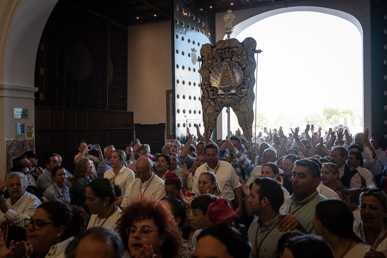 El Simpecado de Emigrantes en el interior del santuario del Rocío.
