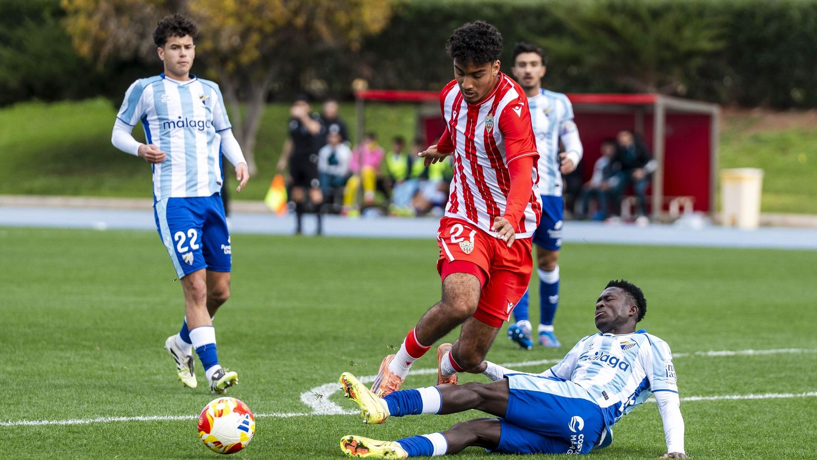 Un defensor corta una acometida de Houssam durante el encuentro frente al Atlético Malagueño.